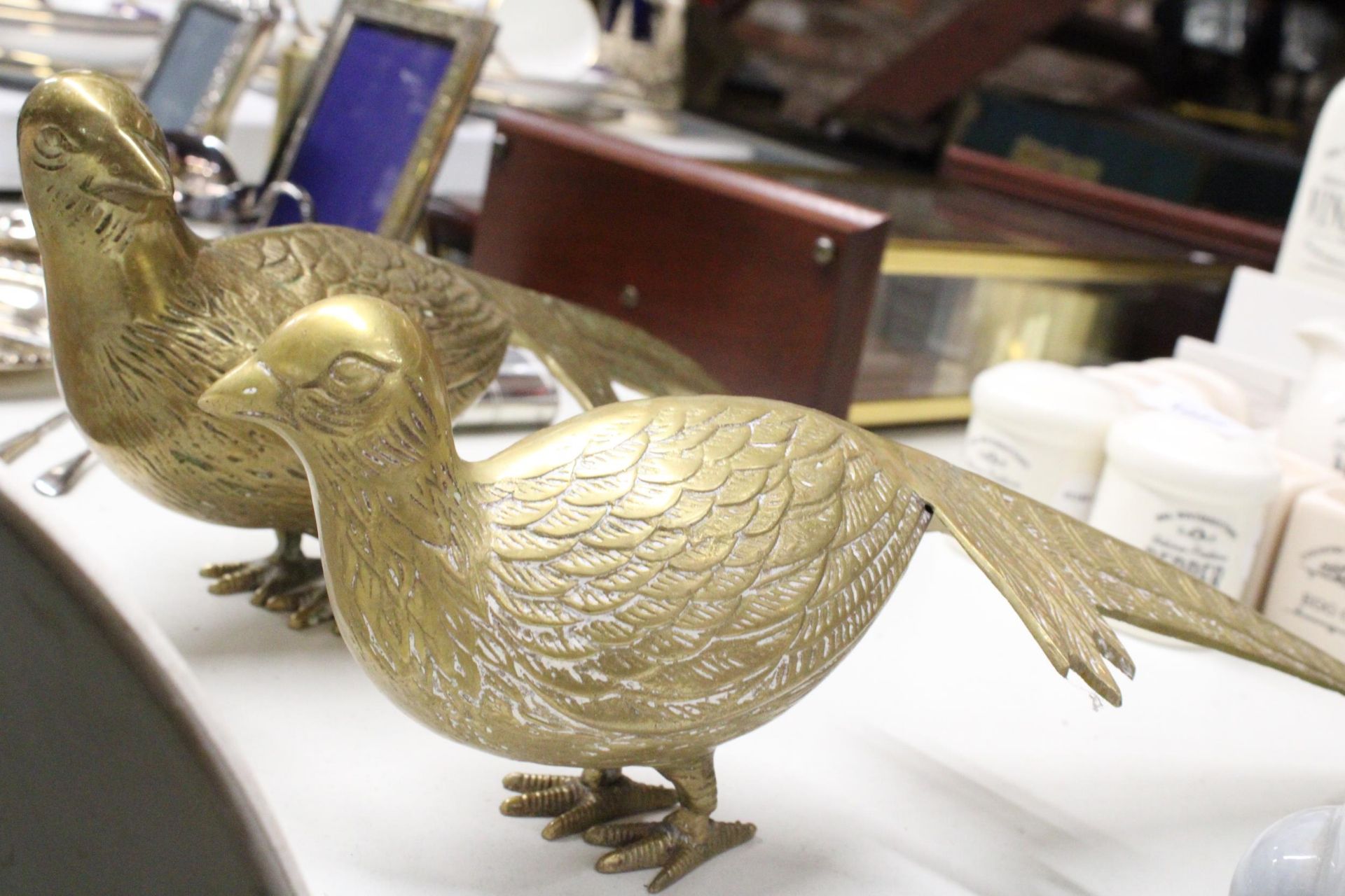 A PAIR OF VINTAGE BRASS PHEASANTS, LENGTH 40CM, HEIGHT 13CM - Image 5 of 6