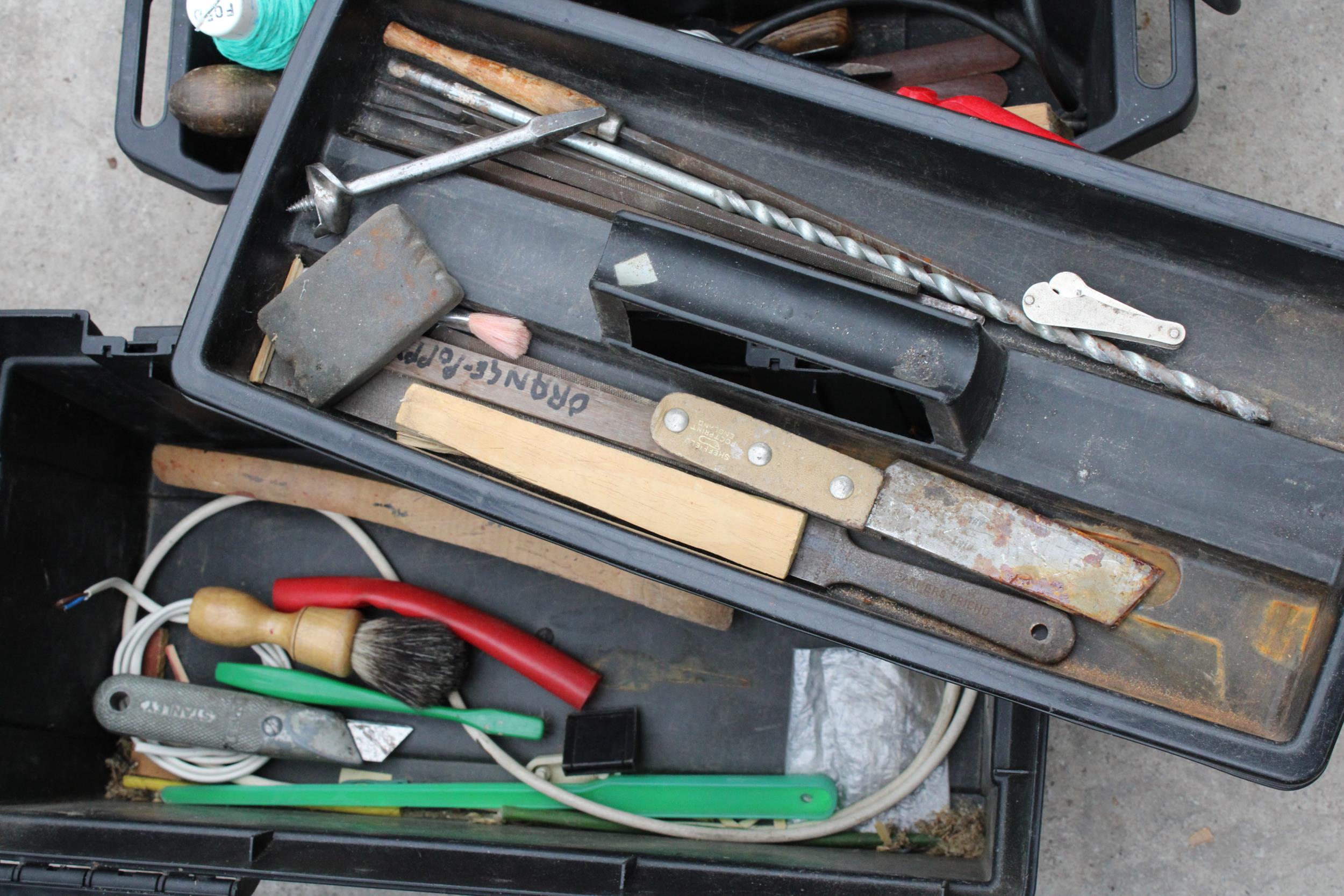 A PLASTIC TOOL BOX AND AN ASSORTMENT OF TOOLS TO INCLUDE SCREW DRIVERS AND CHISELS ETC - Bild 4 aus 5