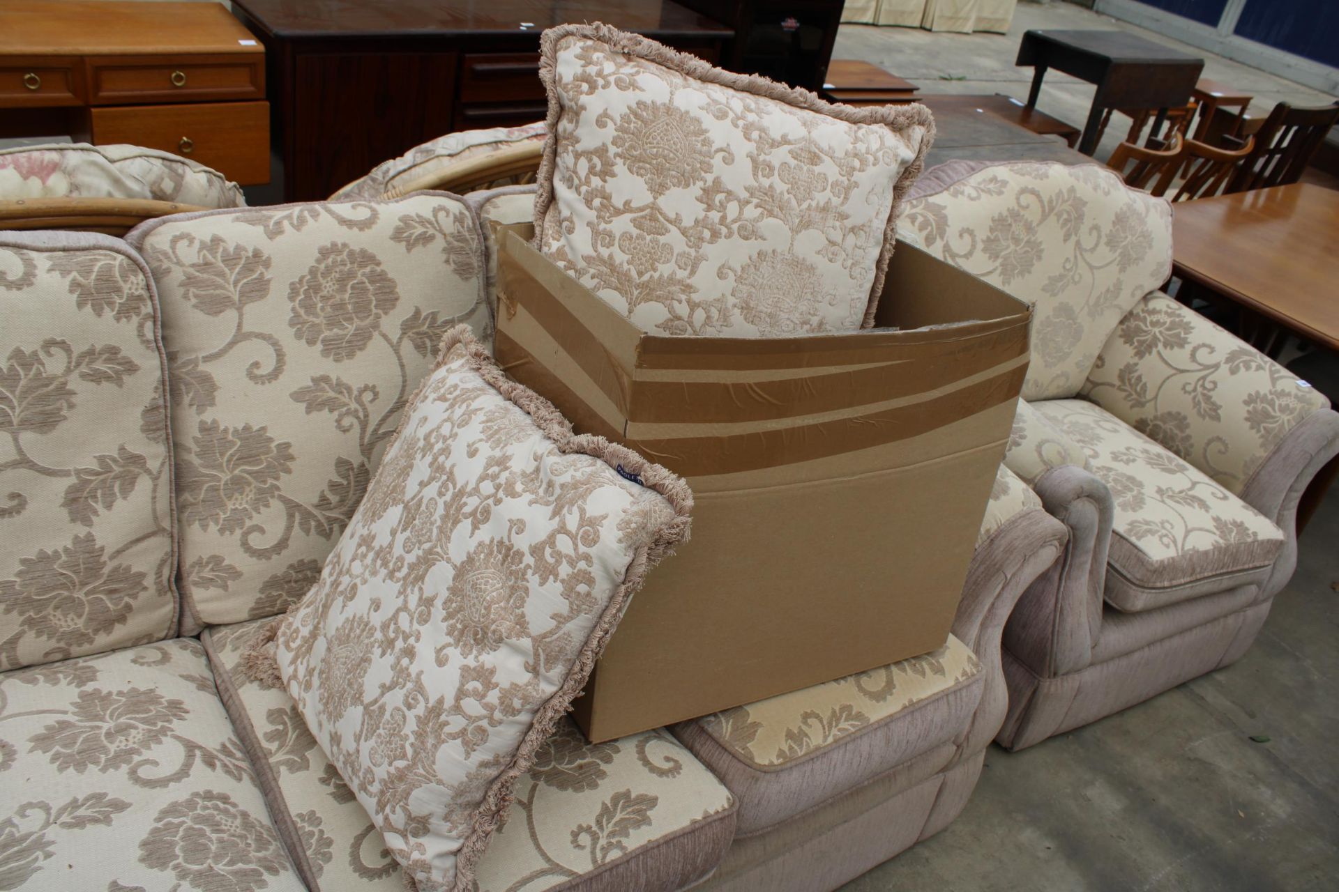 A MODERN FLORAL THREE PIECE SUITE WITH SIX LOOSE CUSHIONS - Image 6 of 6