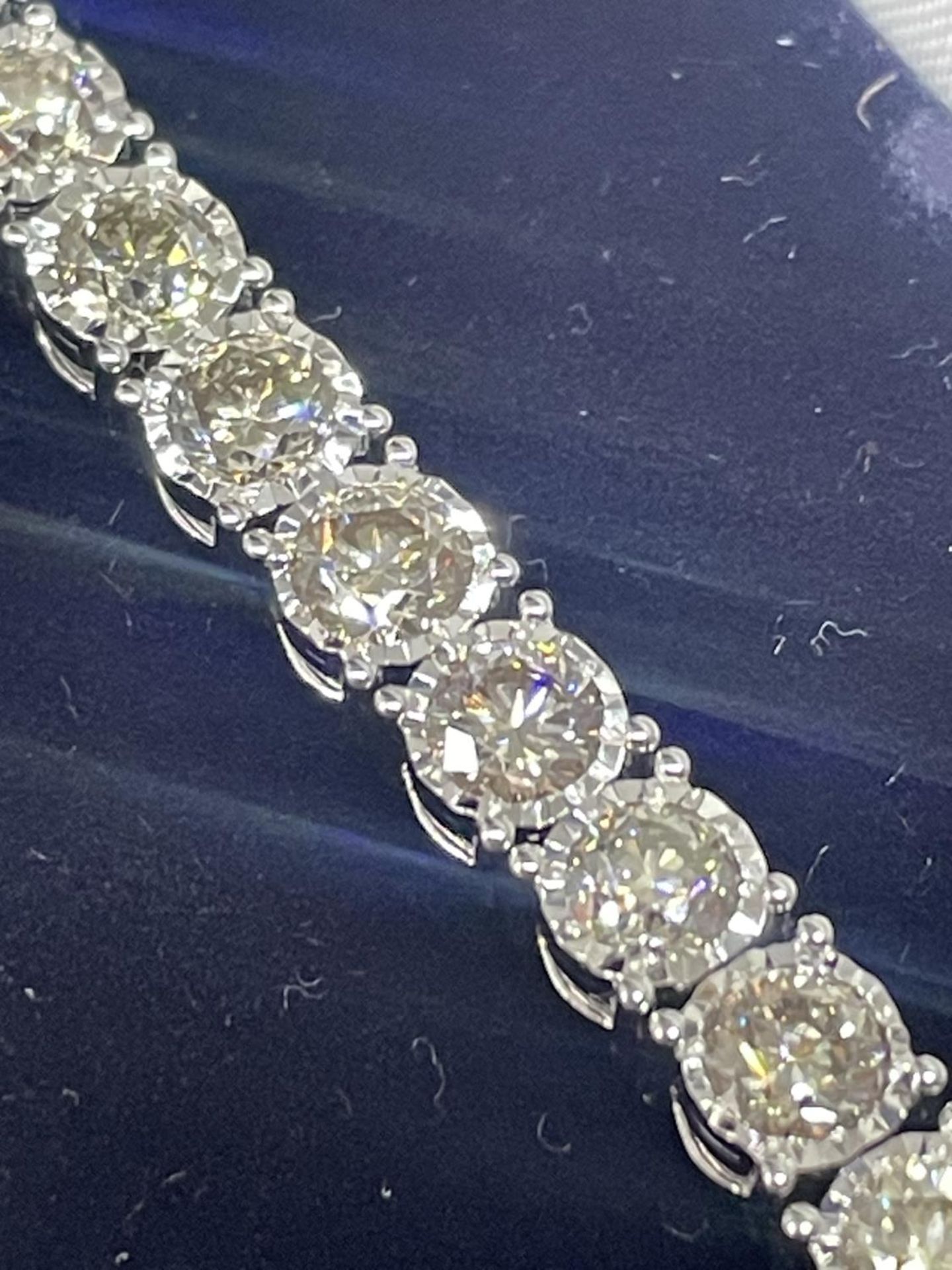 A NEW 9 CARAT WHITE GOLD BRACELET, SET WITH BRILLIANT CUT DIAMONDS - TOTAL DIAMOND WEIGHT 11.10 - Image 3 of 6