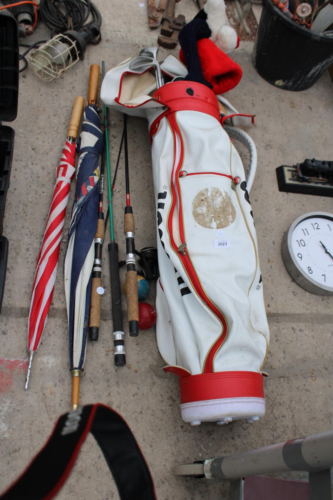 AN ASSORTMENT OF ITEMS TO INCLUDE GOLF CLUBS, FISHING RODS AND UMBRELLAS ETC