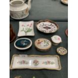 A QUANTITY OF TRINKET BOXES AND TRAYS TO INCLUDE ROYAL CROWN DERBY, MINTON, ROYAL WORCESTER, ETC