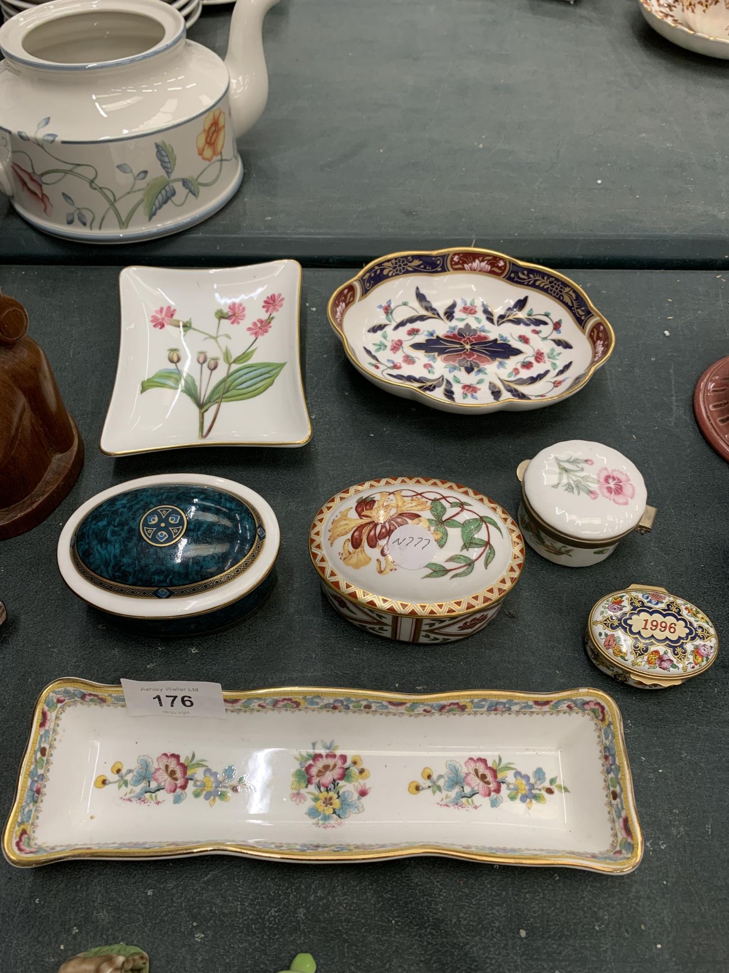 A QUANTITY OF TRINKET BOXES AND TRAYS TO INCLUDE ROYAL CROWN DERBY, MINTON, ROYAL WORCESTER, ETC