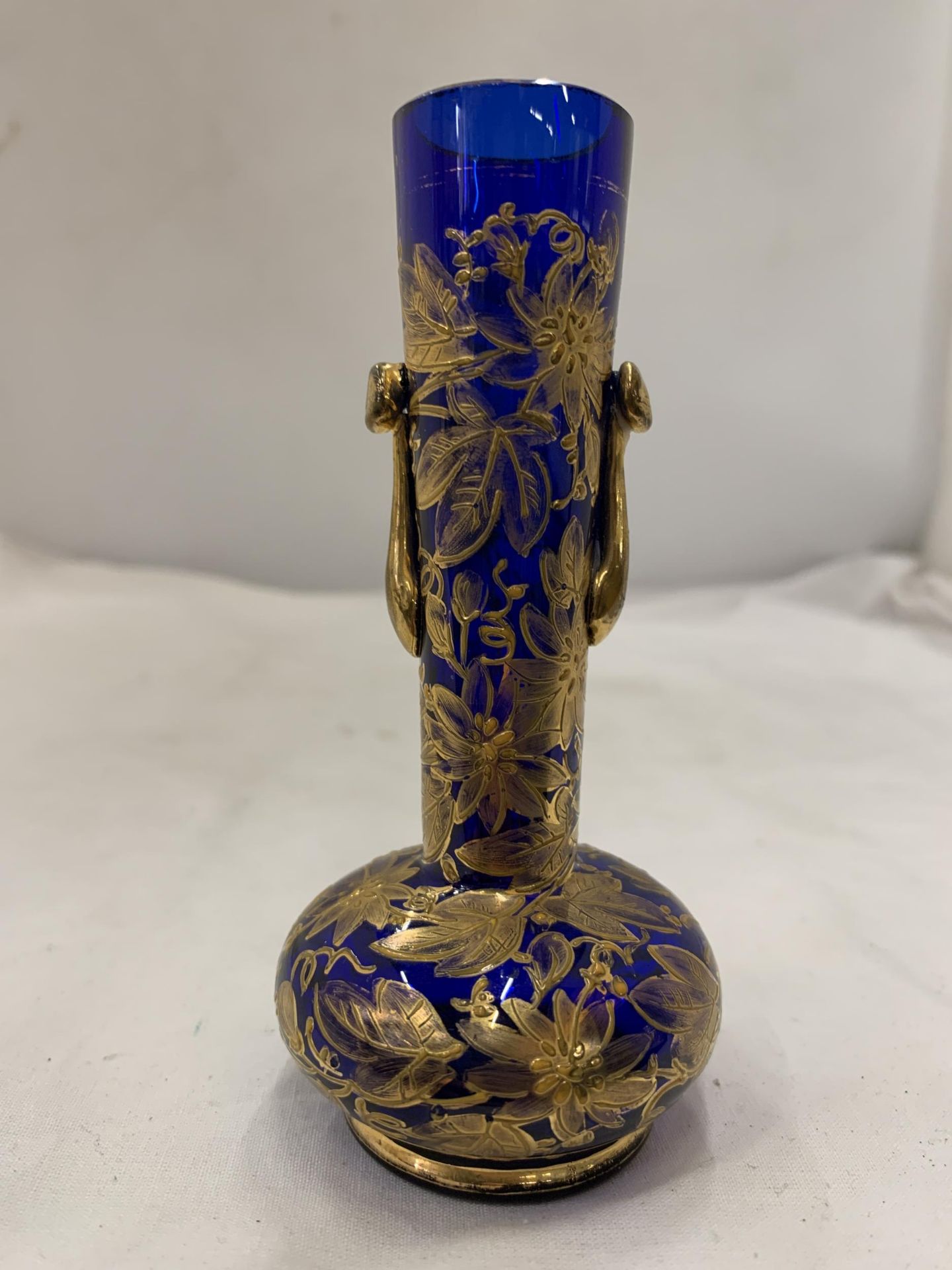 A STOURBRIDGE, BLUE GILT GLASS VASE, HEIGHT 12CM - Image 2 of 7