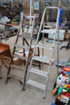 A FOUR RUNG ALUMINIUM STEP LADDER AND A FURTHER FOUR RUNG WOODEN STEP LADDER