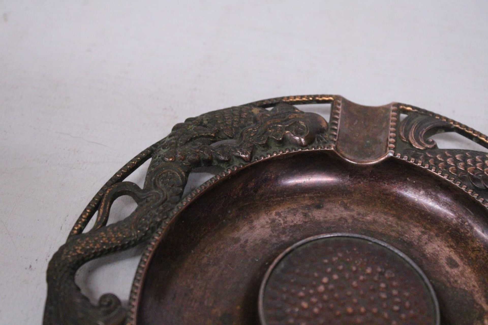 A VINTAGE (POSSIBLY BRONZE) ORIENTAL ASHTRAY WITH DRAGON DESIGN TOGETHER WITH A WHITE METAL LIDDED - Image 6 of 6