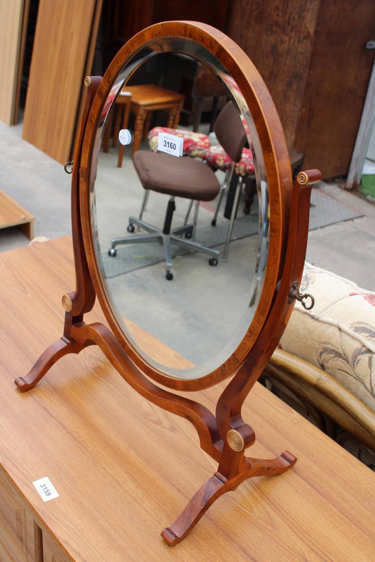 A 19TH CENTURY STYLE SWING FRAME YEW WOOD MIRROR - - Image 4 of 4