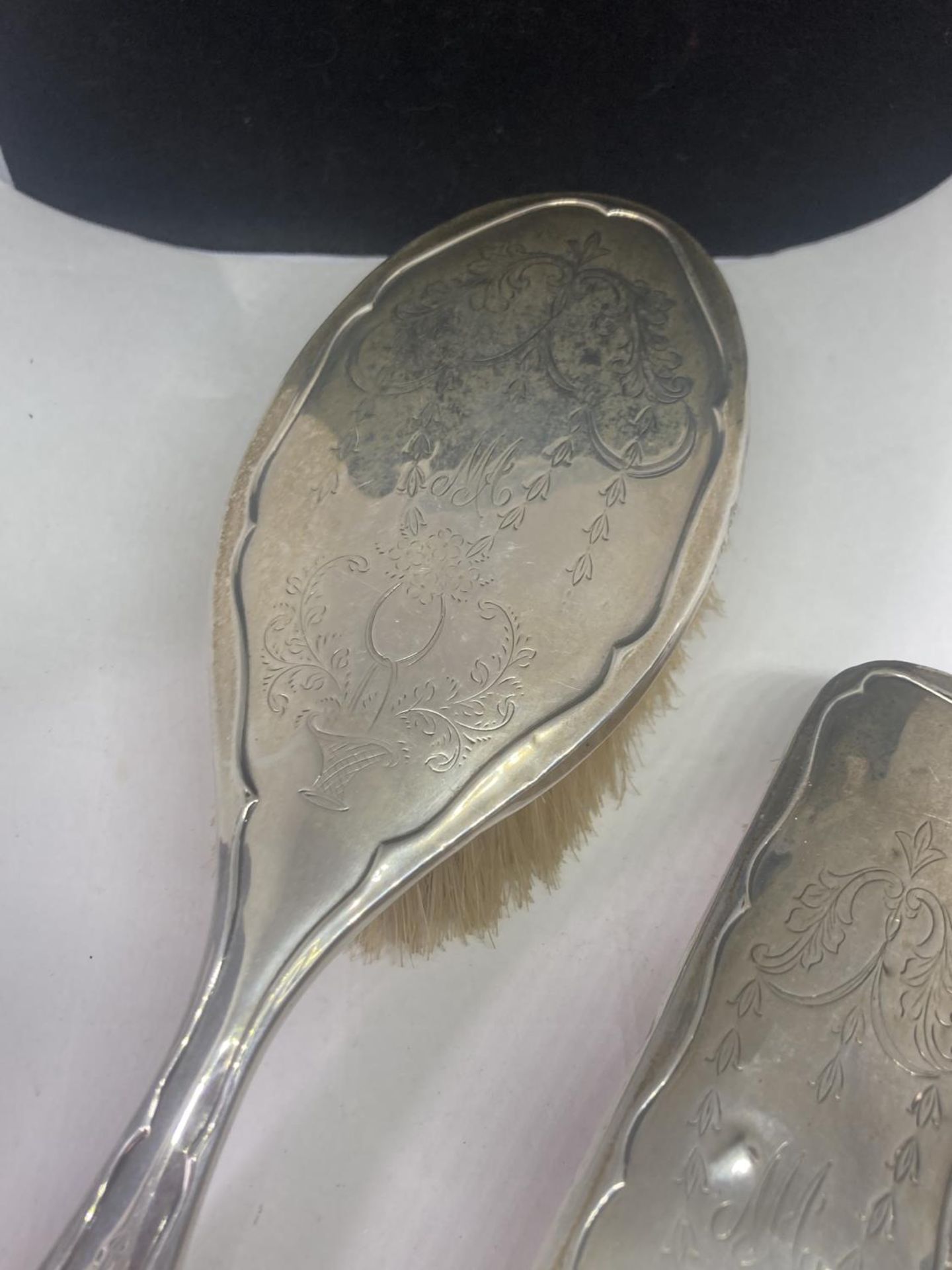 TWO HALLMARKED SILVER BRUSHES TO INCLUDE A HAIRBRUSH AND CLOTHES BRUSH - Image 5 of 8