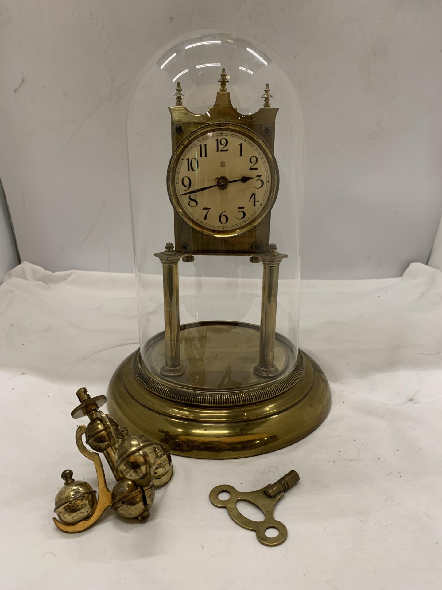AN EARLY 20TH CENTURY ANNIVERSARY CLOCK WITH GLASS DOME - APPROXIMATELY 29CM