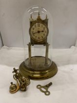 AN EARLY 20TH CENTURY ANNIVERSARY CLOCK WITH GLASS DOME - APPROXIMATELY 29CM