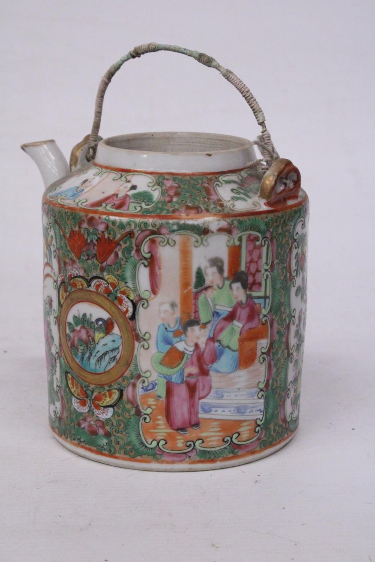A 19TH CENTURY CHINESE CANTON FAMILLE ROSE MEDALLION TEAPOT, HEIGHT 16CM - Image 4 of 4