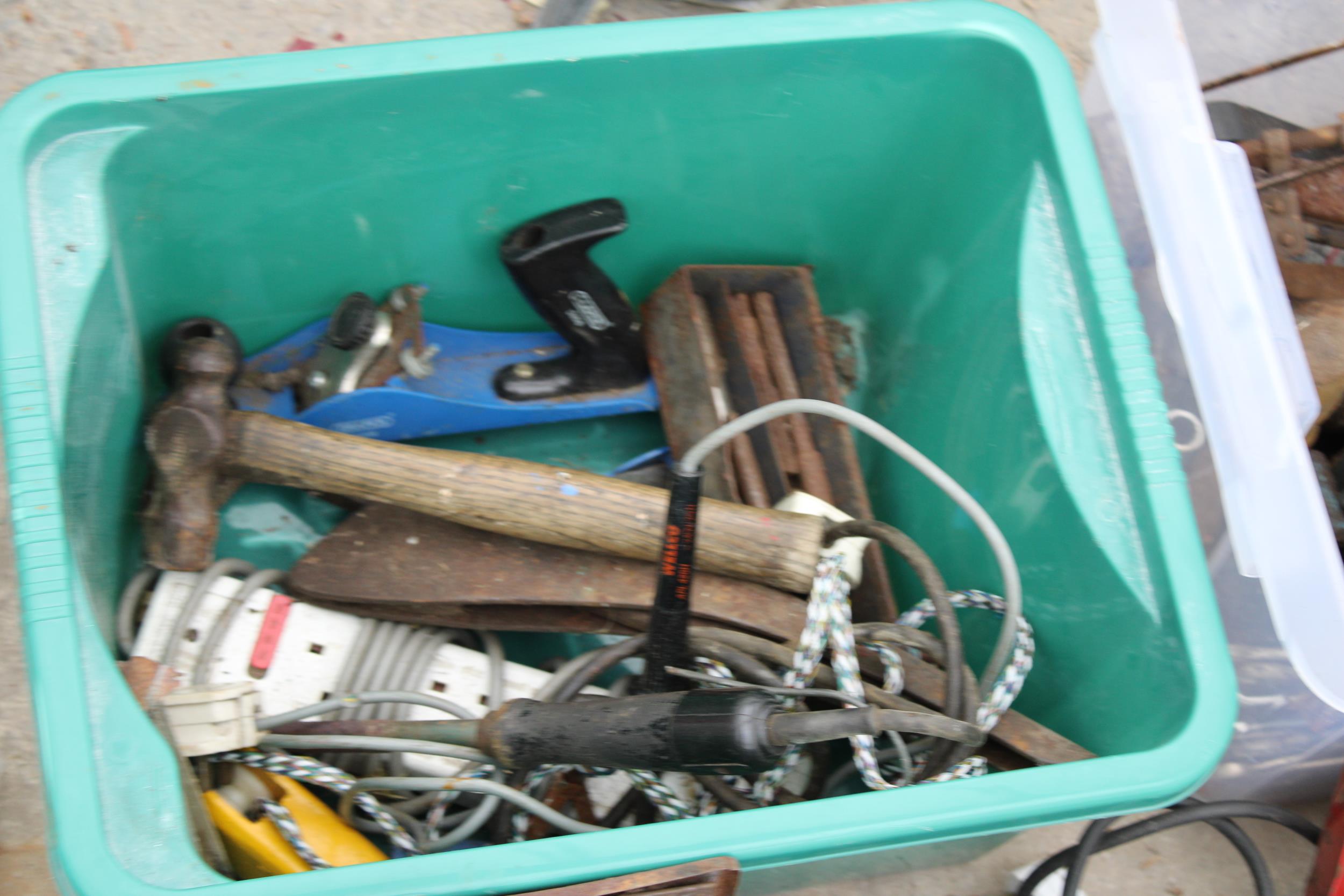 AN ASSORTMENT OF TOOLS TO INCLUDE A BENCH GRINDER, A JIGSAW, SOCKET SET AND WOOD PLANES ETC - Bild 3 aus 5