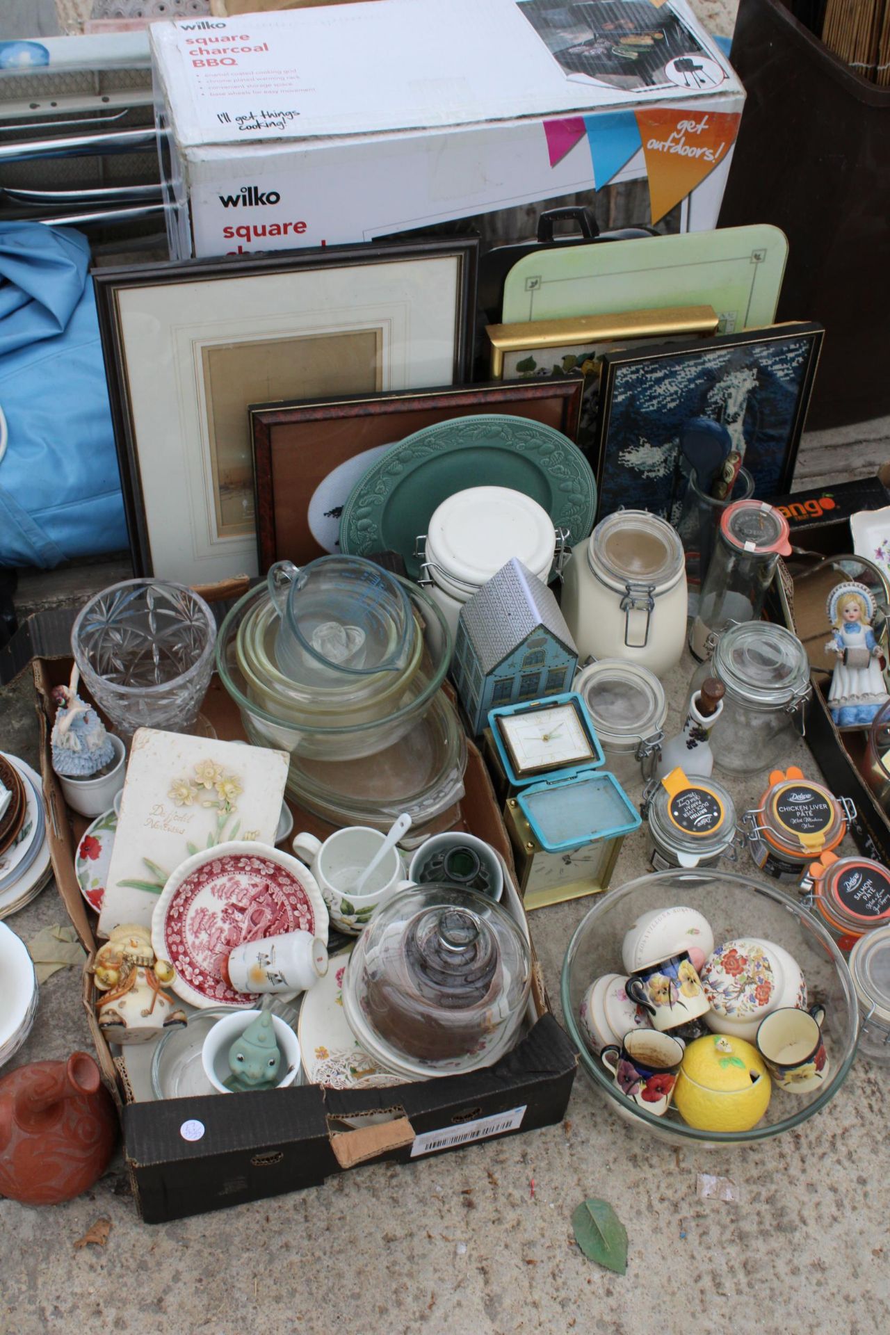 A LARGE ASSORTMENT OF HOUSEHOLD ITEMS TO INCLUDE KILNER JARS, CUPS AND SAUCERS AND CLOCKS ETC - Image 4 of 4