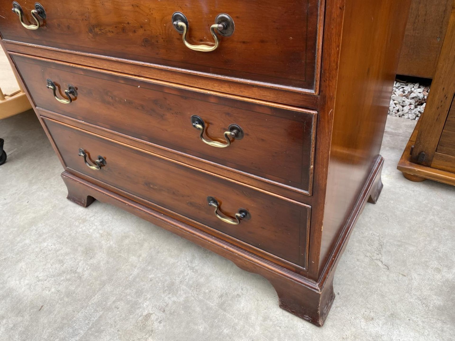 A YEW WOOD AND CROSSBANDED CHEST OF THREE DRAWERS, 30" WIDE - Image 3 of 4