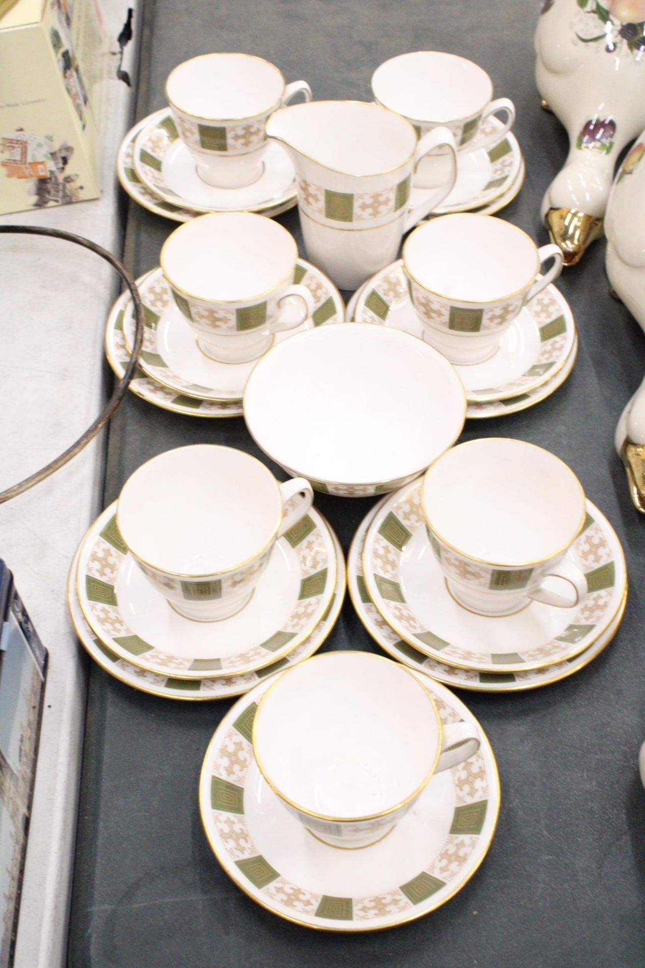 A VINTAGE SPODE, 'PERSIA' TEASET, TO INCLUDE, A CREAM JUG, SUGAR BOWL, CUPS, SAUCERS AND SIDE PLATES