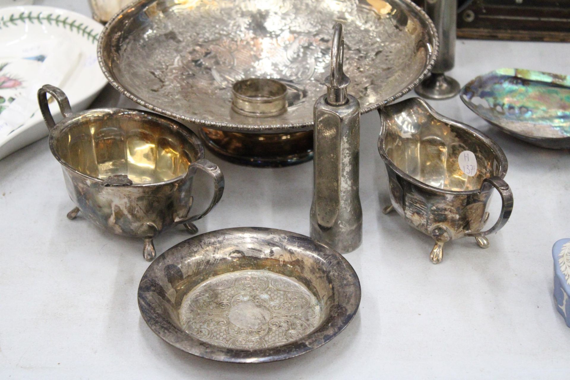 A QUANTITY OF SILVER PLATED ITEMS TO INCLUDE A COFFEE AND TEAPOT, FOOTED BOWL, BUD VASE, JUG, - Image 3 of 6