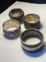 FOUR ITEMS TO INCLUDE A HALLMARKED BIRMINGHAM SILVER NAPKIN RING, TWO FURTHER NAPKIN RINGS AND A