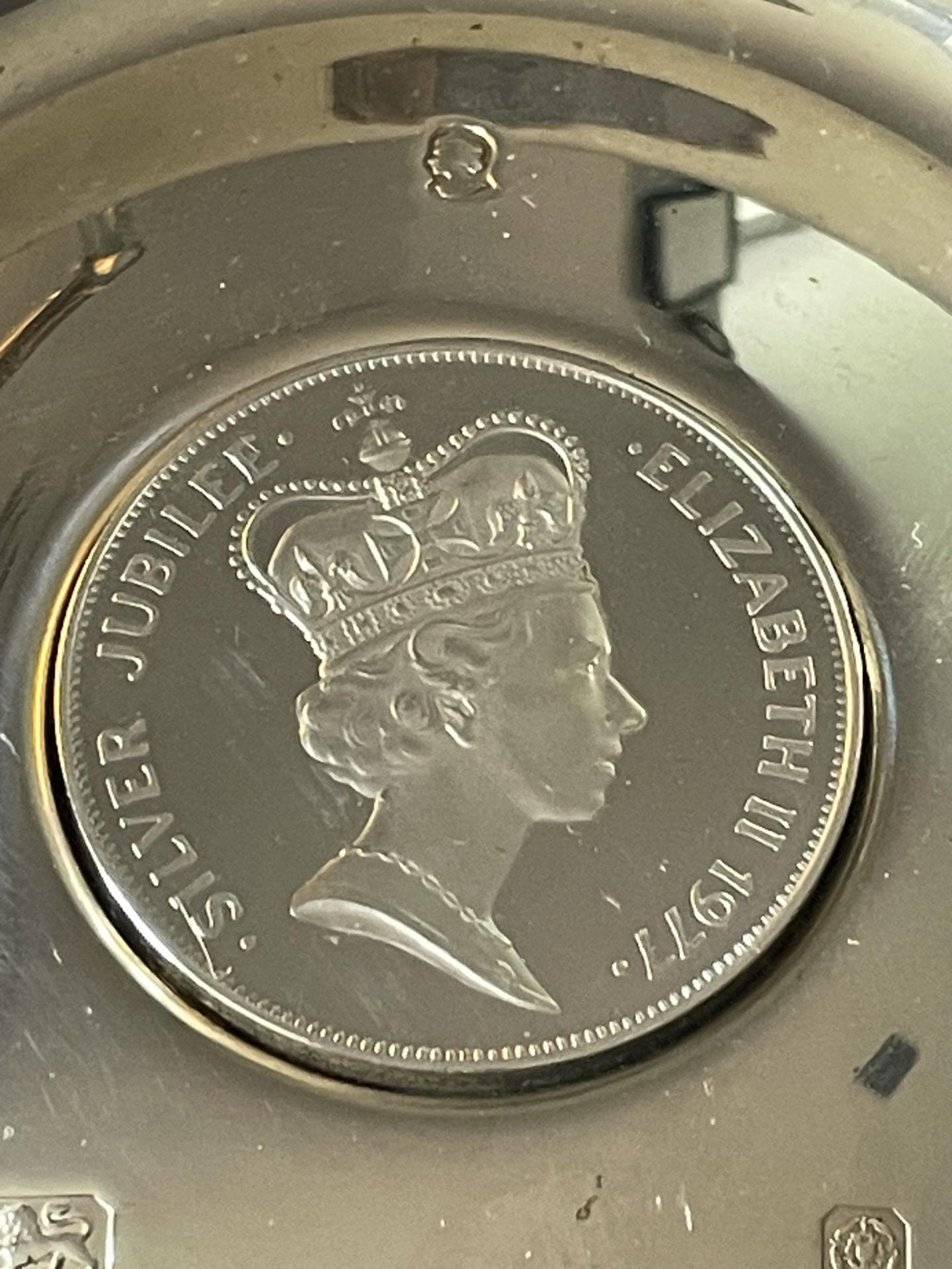 A HALLMARKED SHEFFIELD SILVER DISH WITH A COMMEMORATIVE CROWN IN THE CENTRE - Image 2 of 4