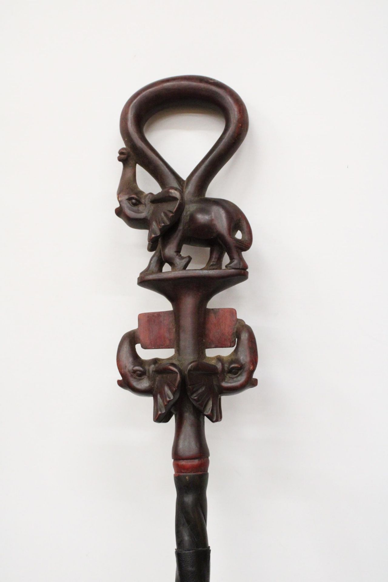 A HAND CARVED AFRICAN WALKING STICK, WITH ELEPHANT FIGURES TO THE TOP, WITH THE INSCRIPTION 'KARIBU, - Image 4 of 5