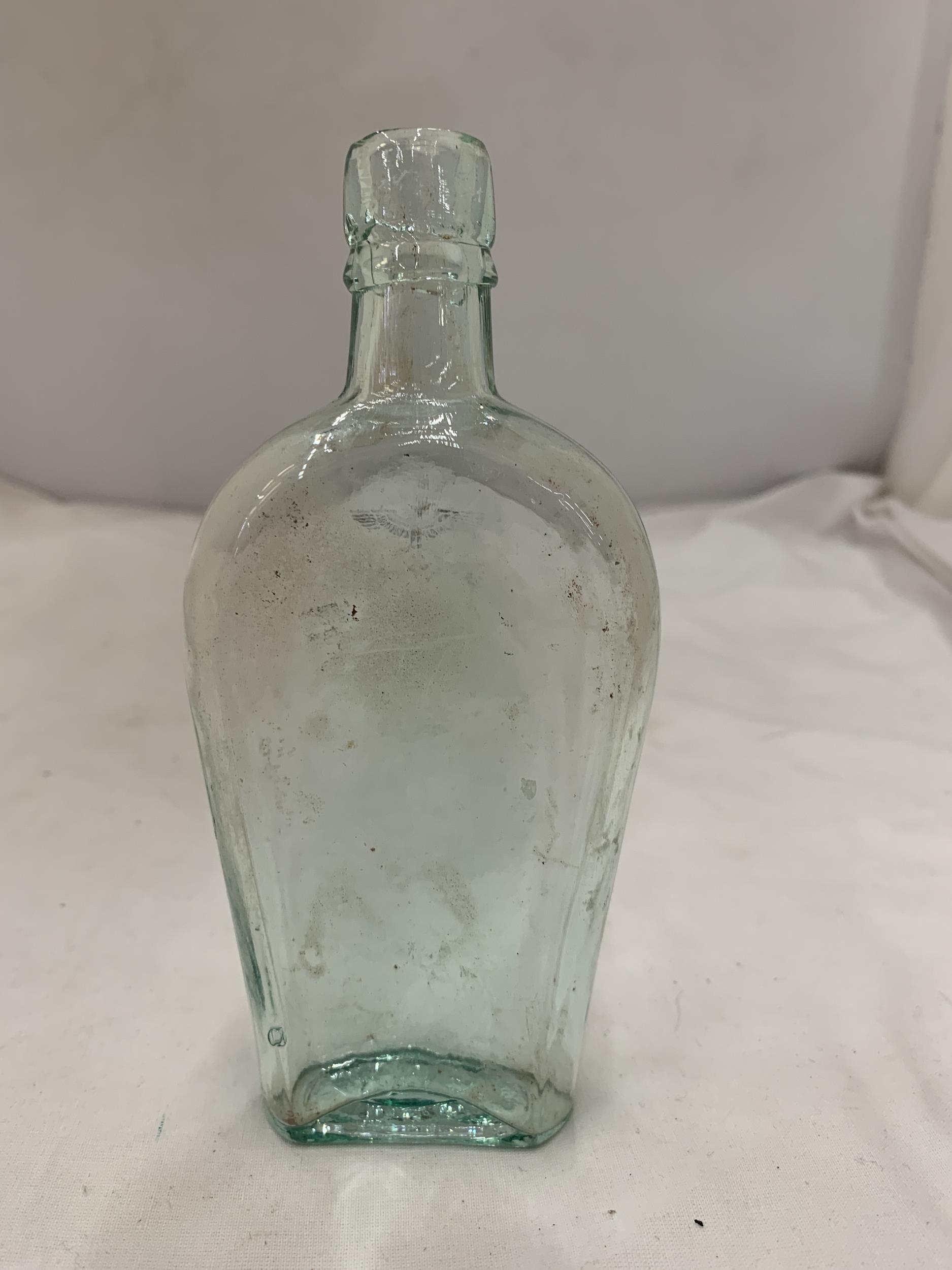 A VINTAGE GERMAN BOTTLE WITH A GOLD SWASTIKA - Image 5 of 8