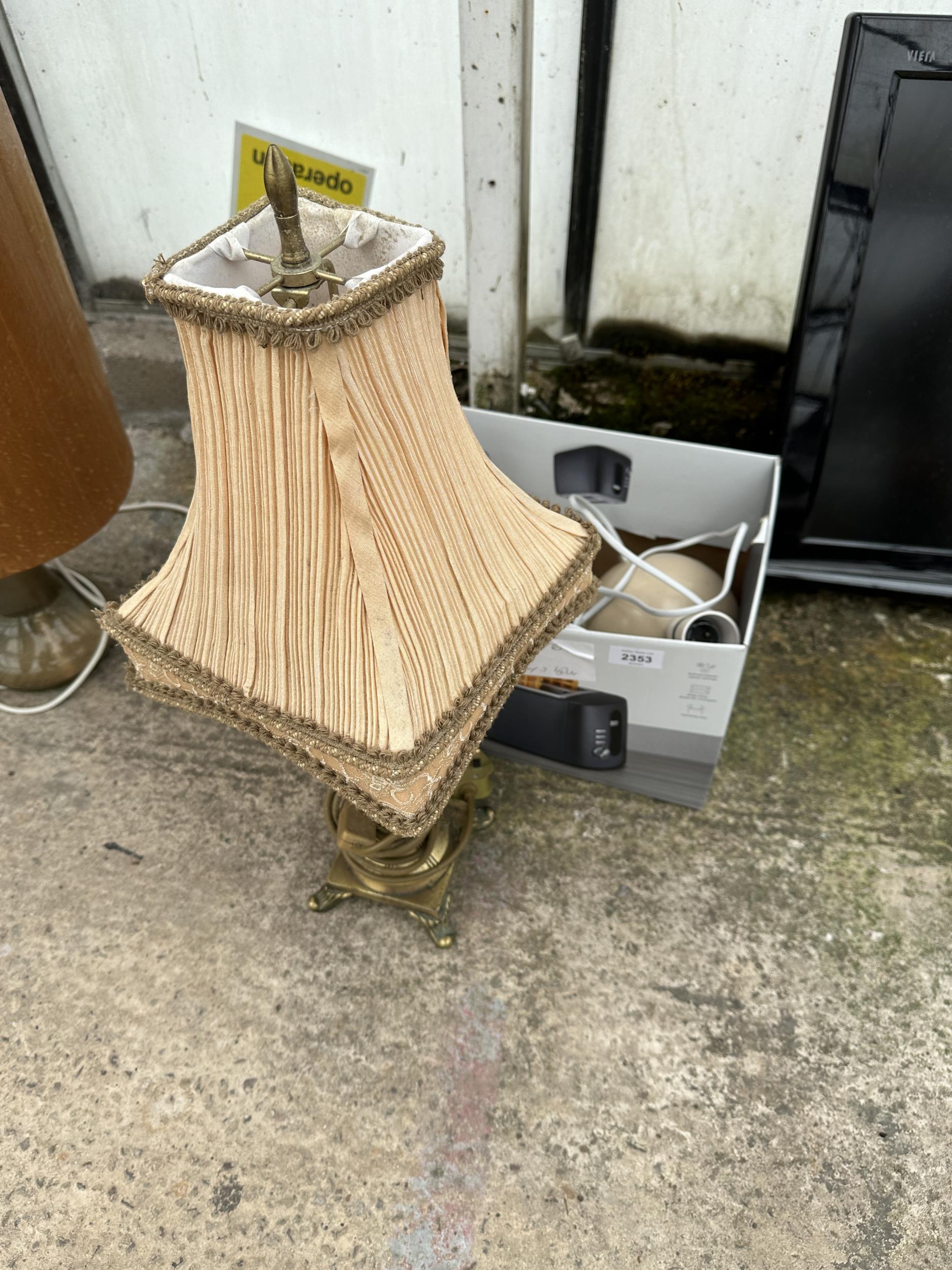 A PAIR OF TABLE LAMPS AND A FURTHER DECORATIVE TABLE LAMP