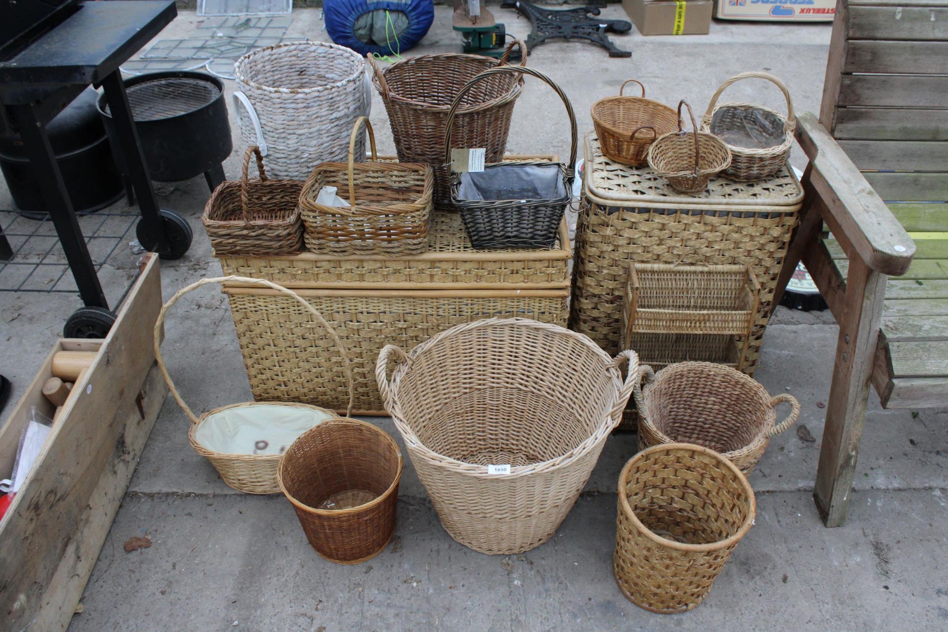 A LARGE ASSORTMENT OF VARIOUS WICKER BASKETS TO INCLUDE TRUGS, A LOG BASKET AND A STORAGE CHEST ETC