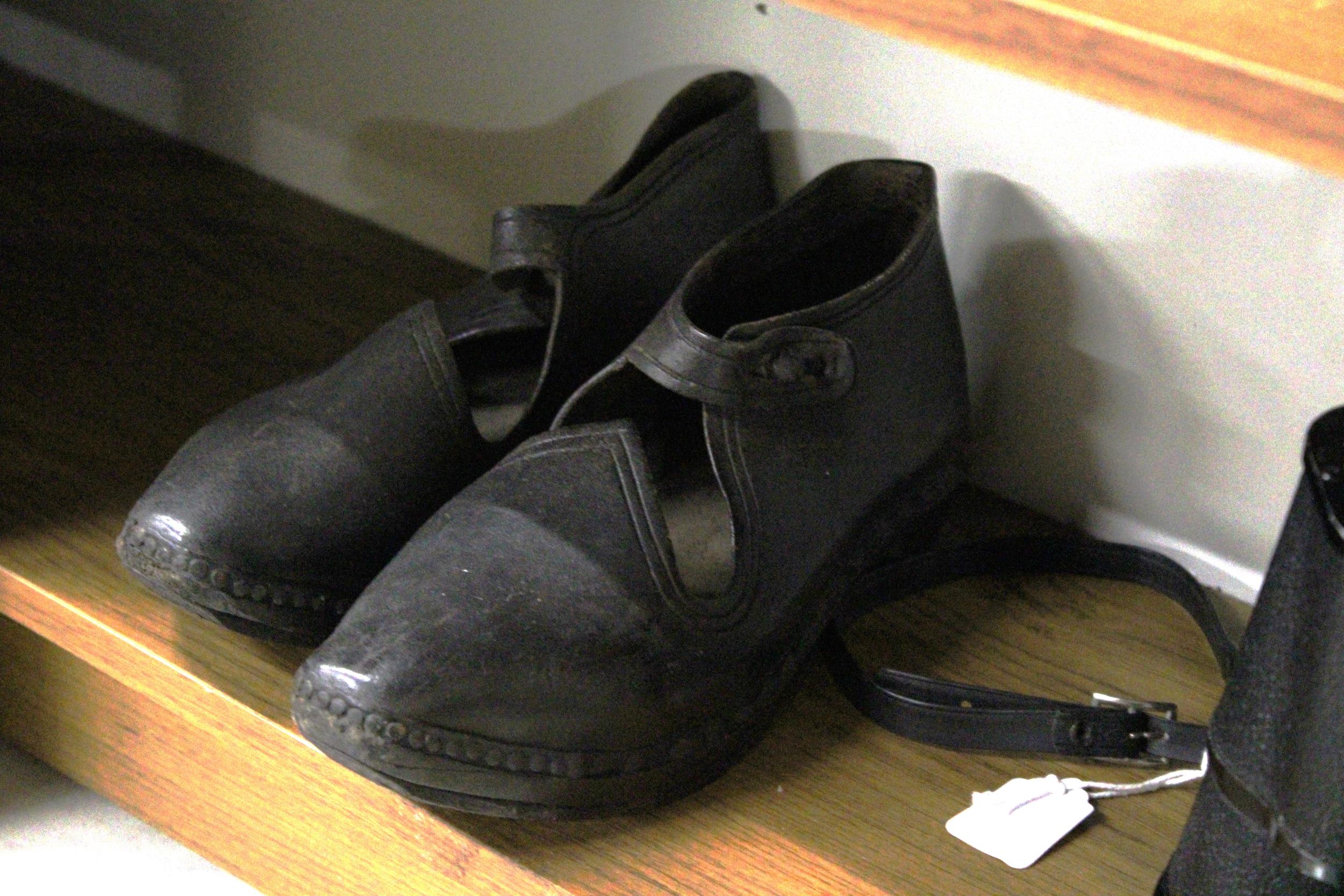 A PAIR OF VINTAGE 'SPARKING' CLOGS - Image 2 of 5