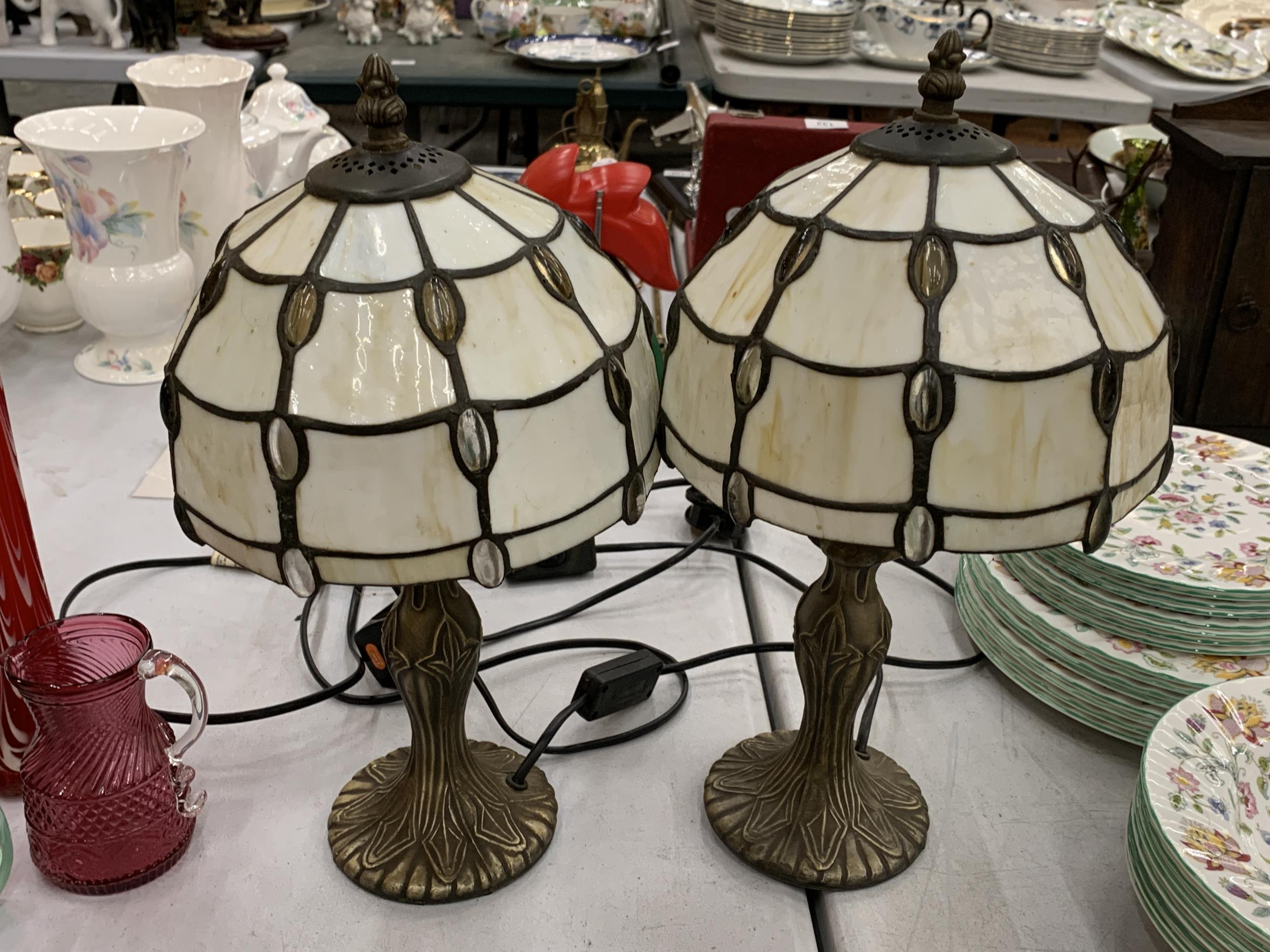 A PAIR OF TIFFANY STYLE CYLINDRICAL GLASS TABLE LAMPS WITH WHITE AND AMBER SHADES