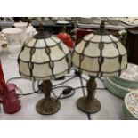A PAIR OF TIFFANY STYLE CYLINDRICAL GLASS TABLE LAMPS WITH WHITE AND AMBER SHADES