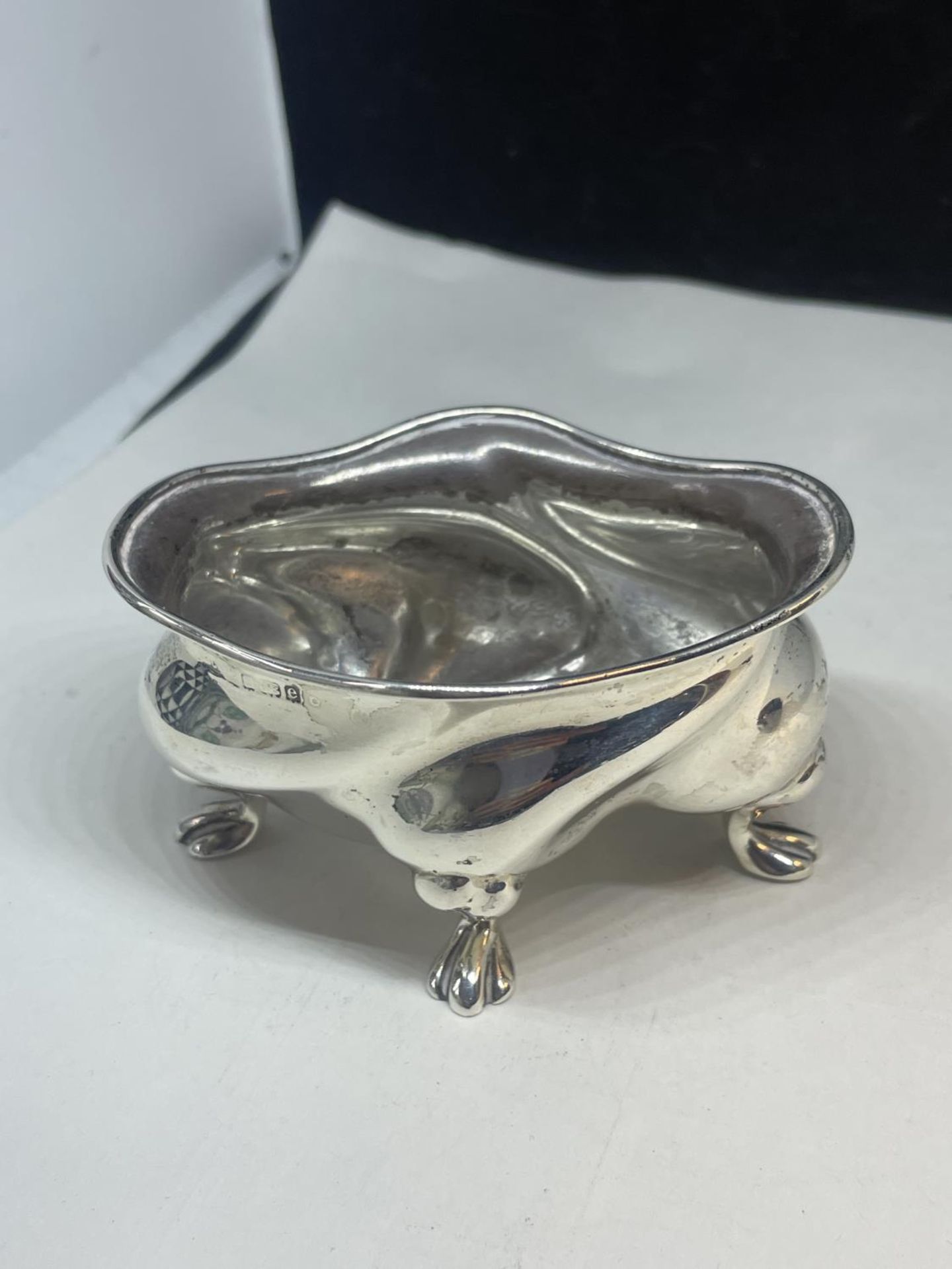 A HALLMARKED BIRMINGHAM SILVER FOOTED OVAL DISH GROSS WEIGHT 77.08 GRAMS - Image 2 of 3