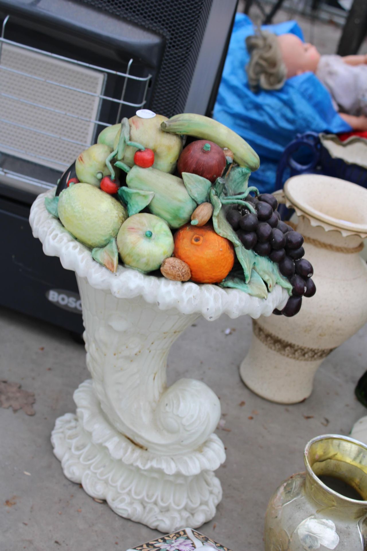 AN ASSORTMENT OF ITEMS TO INCLUDE VASES AND CERAMIC FRUIT ETC - Image 2 of 4
