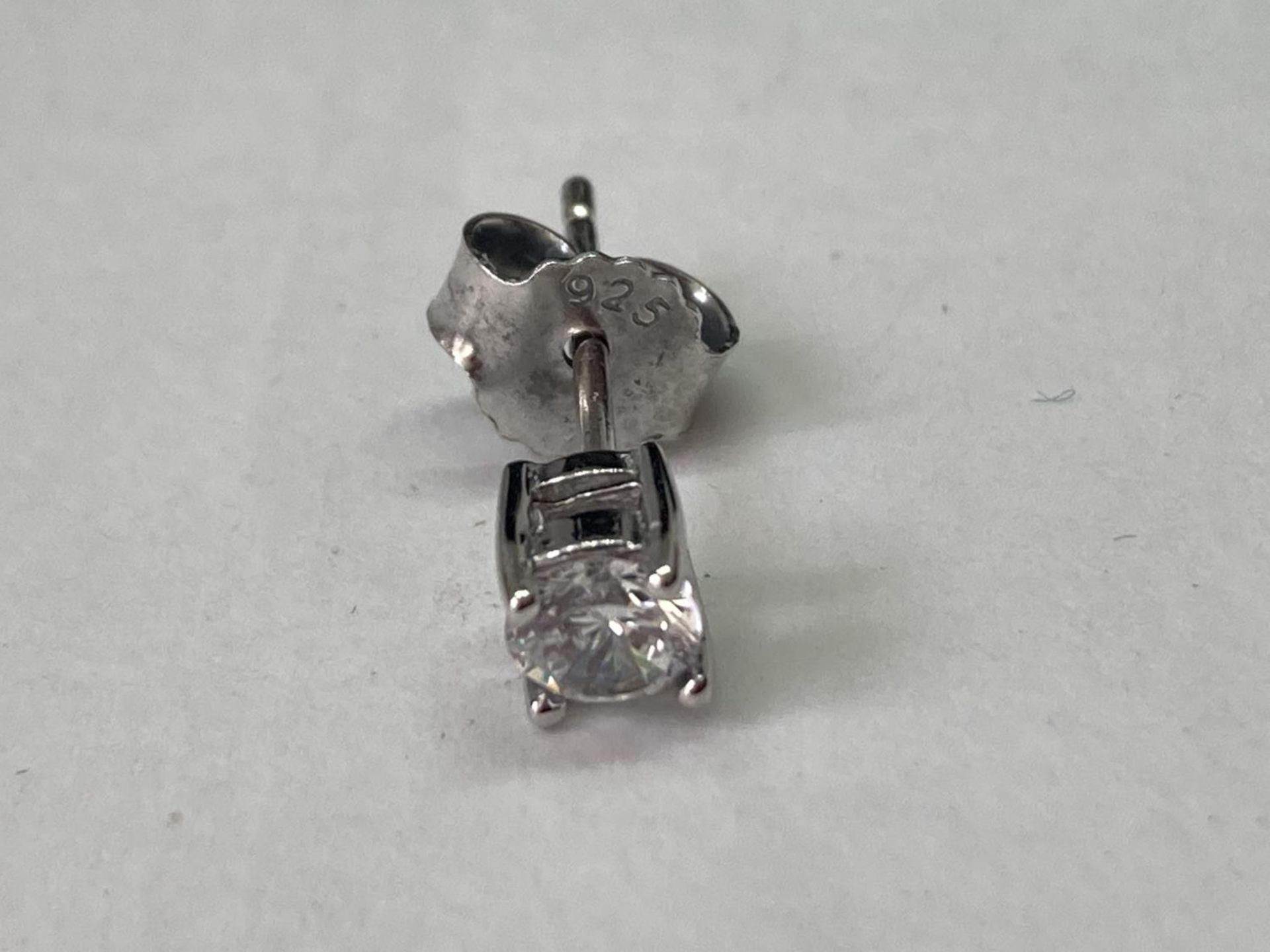 A PAIR OF MARKED 925 SILVER EARRINGS WITH CLEAR STONES IN A PRESENTATION BOX - Image 8 of 8