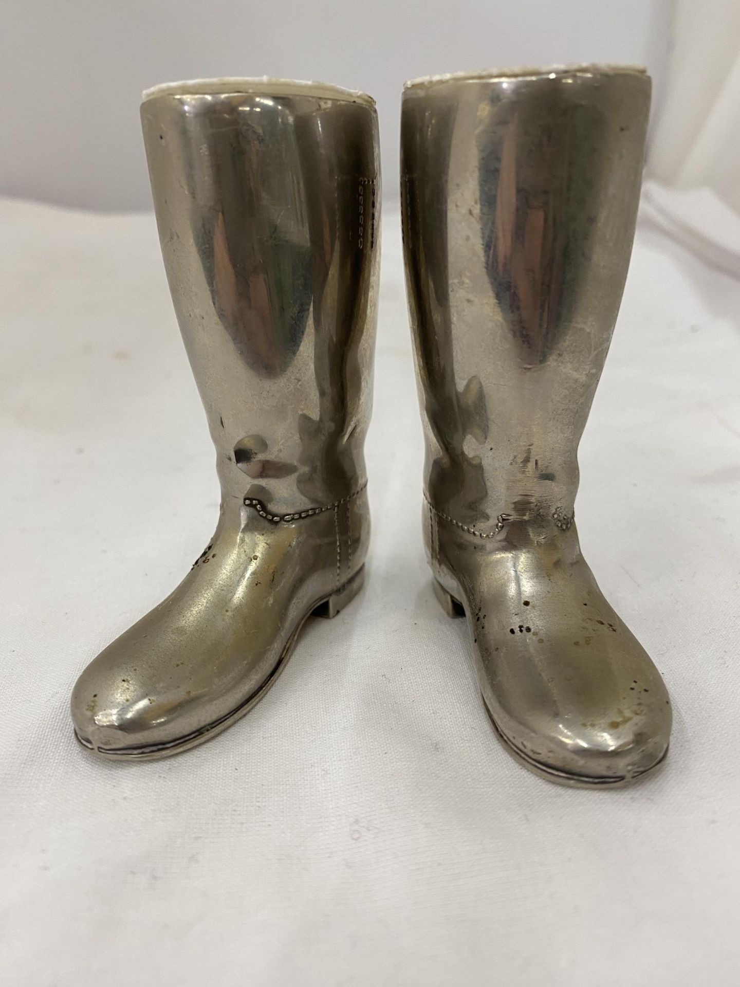A PAIR OF SILVER PLATED BOOT SALTS WITH INNERS - Image 2 of 6