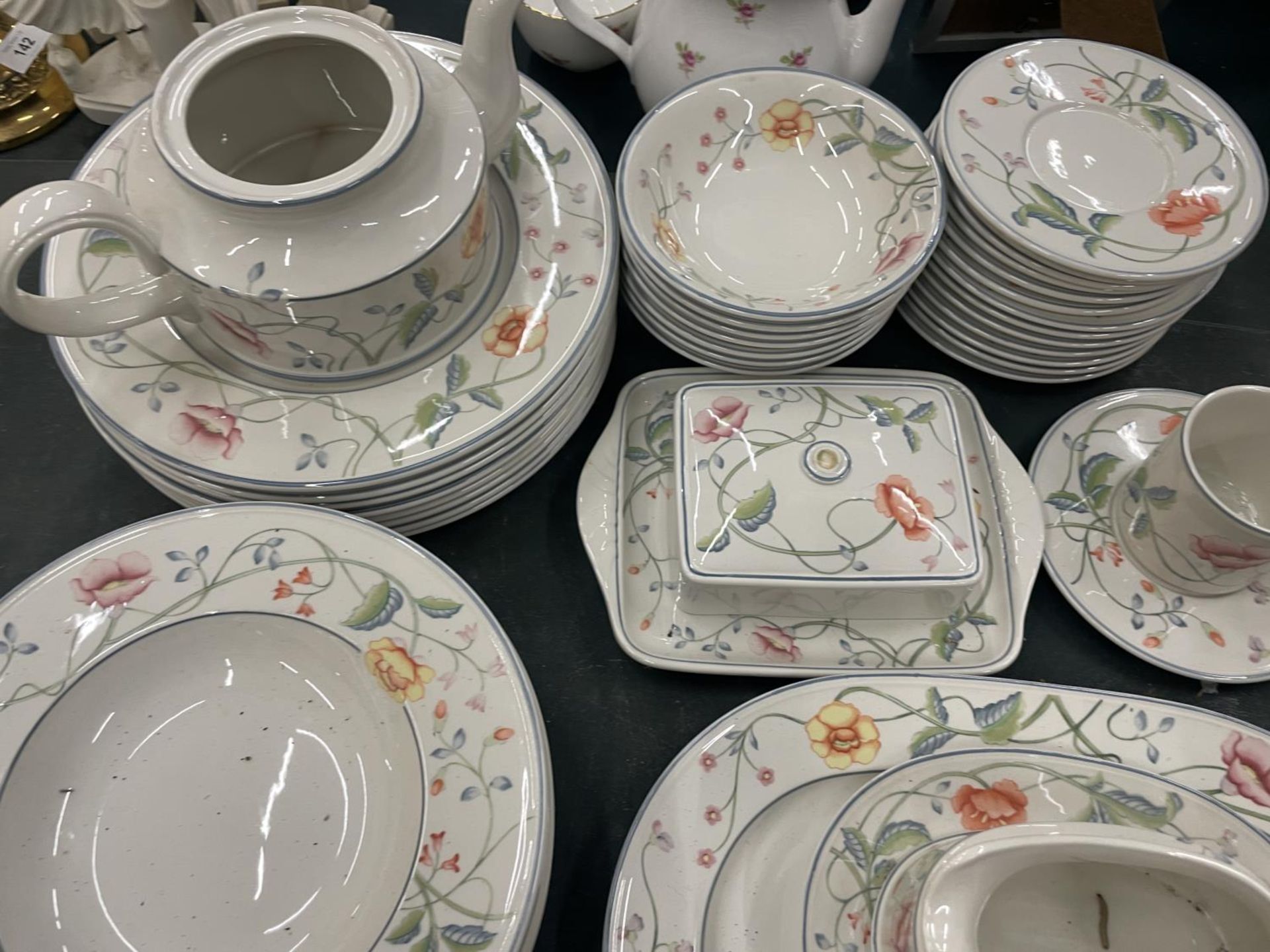 VARIOUS VILLEROY AND BOSH ALBERTINA DINNERWARE ITEMS TO INCLUDE BOWLS, PLATES, DISHES, FORKS, - Image 4 of 8