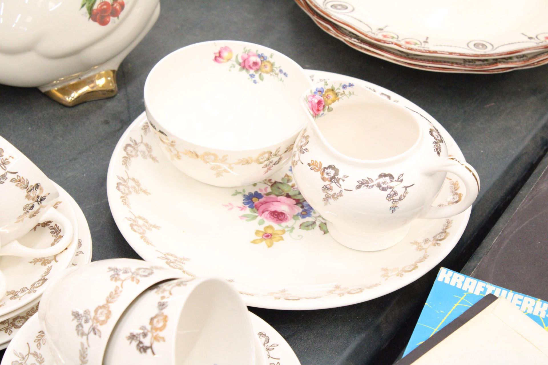 A QUANTITY OF VINTAGE TEAWARE TO INCLUDE, EMPIRE, CAKE PLATE, SUGAR BOWL, CREAM JUG, CUPS, SAUCERS - Image 4 of 5