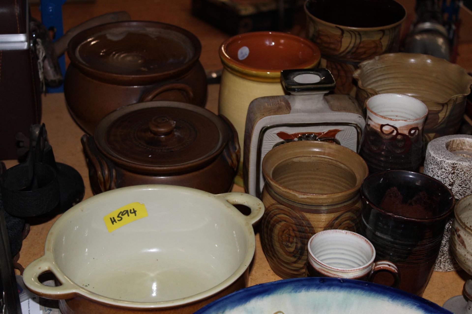 A LARGE COLLECTION OF STUDIO POTTERY TO INCLUDE VASES, GOBLETS, COOKING POTS, ETC - Image 3 of 5