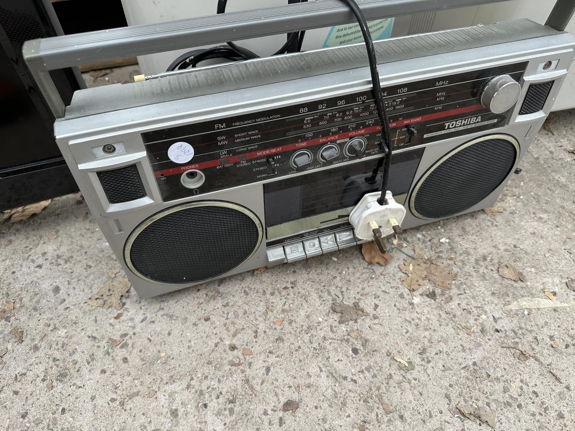 AN HINARI DEHUMIDIFIER AND A TOSHIBA CASSETTE PLAYER/RADIO - Image 2 of 3