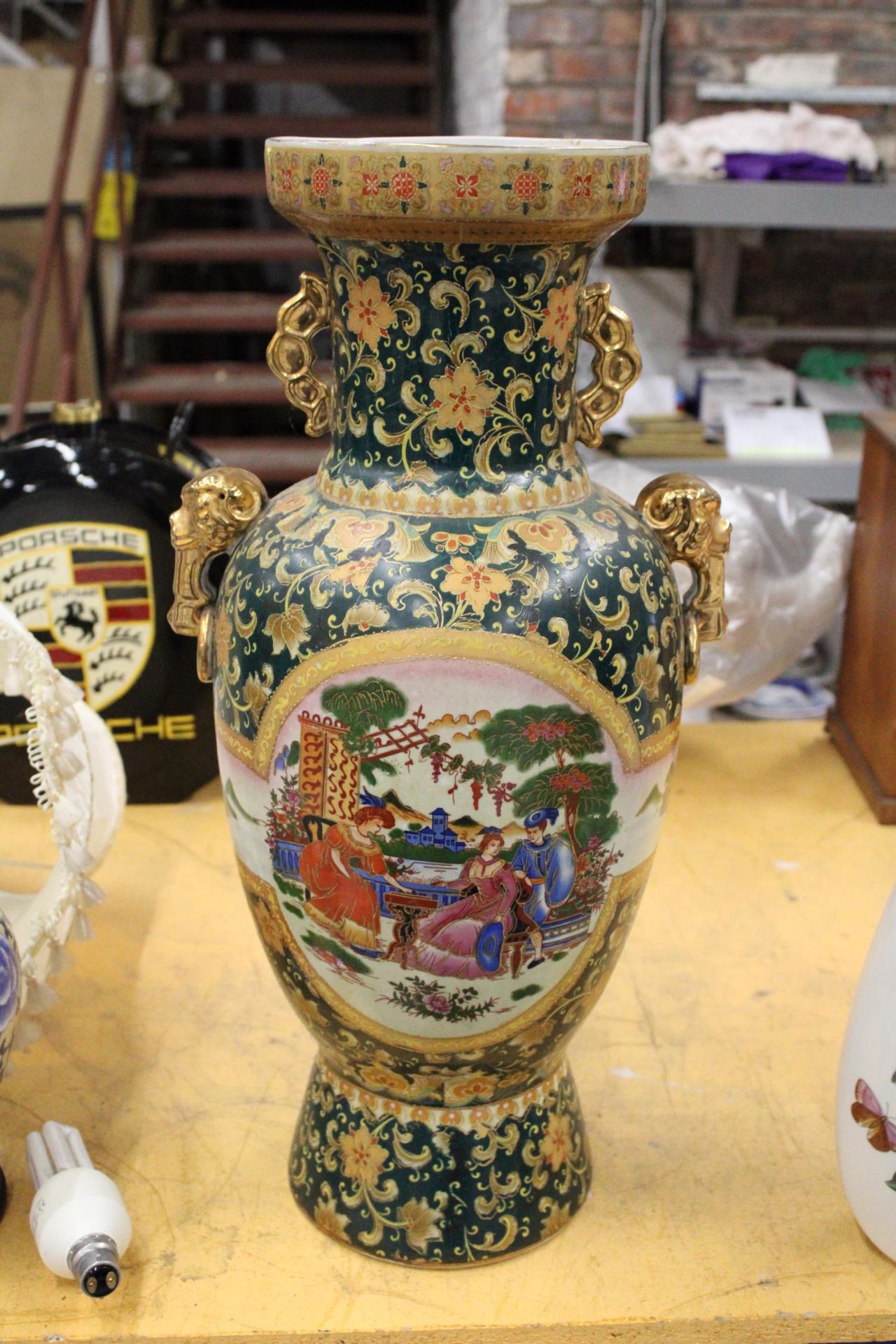 AN ITALIAN STYLE VASE WITH GOLD ACCENTS AND FIGURAL DESIGN - APPROX 59 CM - Image 4 of 4