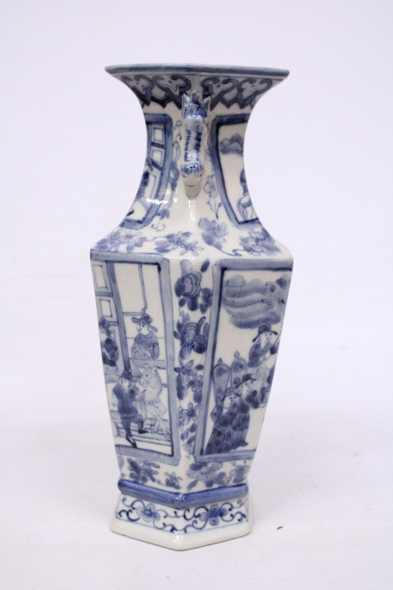 A CHINESE BLUE AND WHITE HAND PAINTED VASE - Image 3 of 5