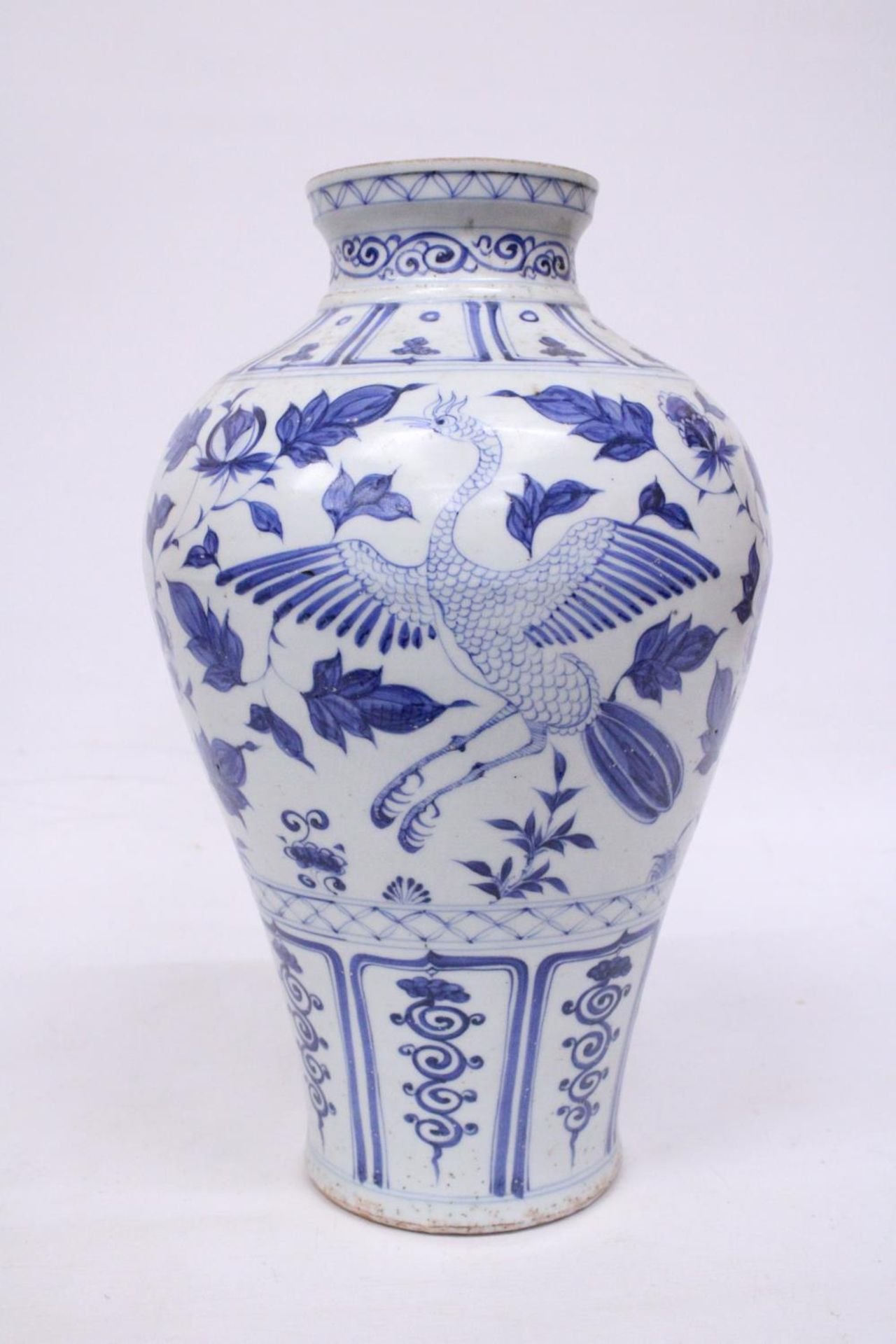 A LARGE CHINESE MING STYLE BLUE AND WHITE POTTERY MEIPING VASE DECORATED WITH CRANES IN FLIGHT - - Bild 3 aus 5