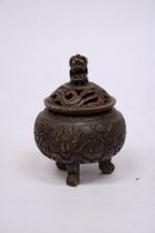 A METAL (POSSIBLY BRONZE) TRIPOD INCENSE HOLDER WITH FOO DOG FINIAL