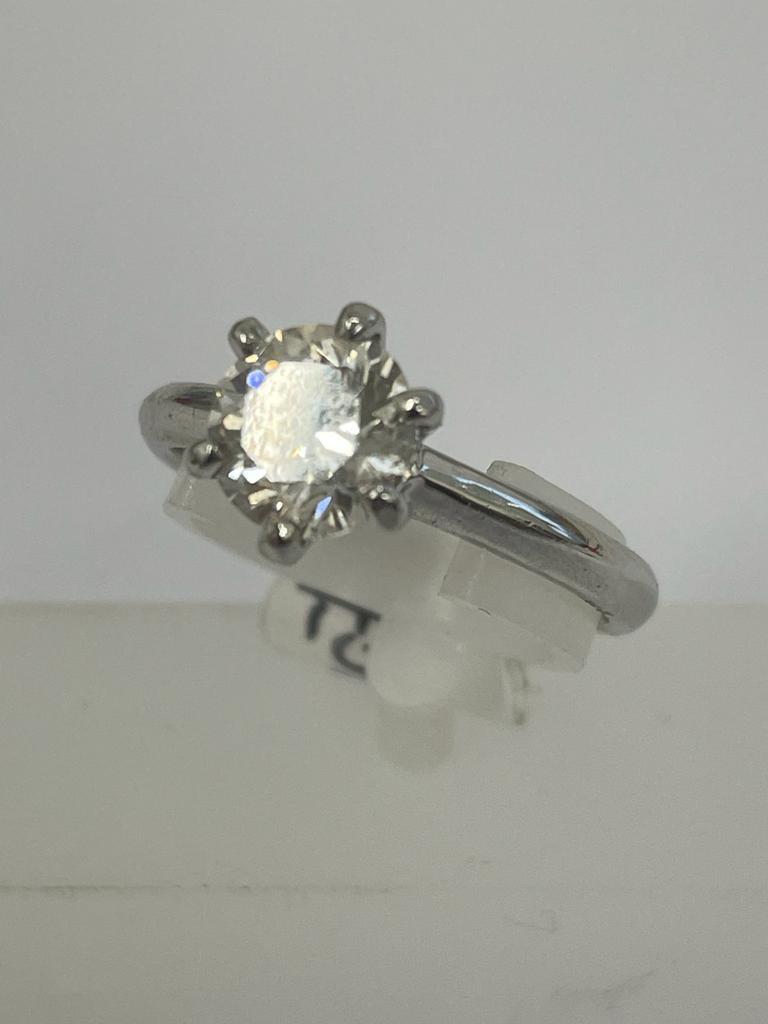 A LADIES 1.3 CARAT DIAMOND AND PLATINUM RING, SIX CLAW SET, COLOUR G/H, CLARITY SI-1, SIZE L/M,