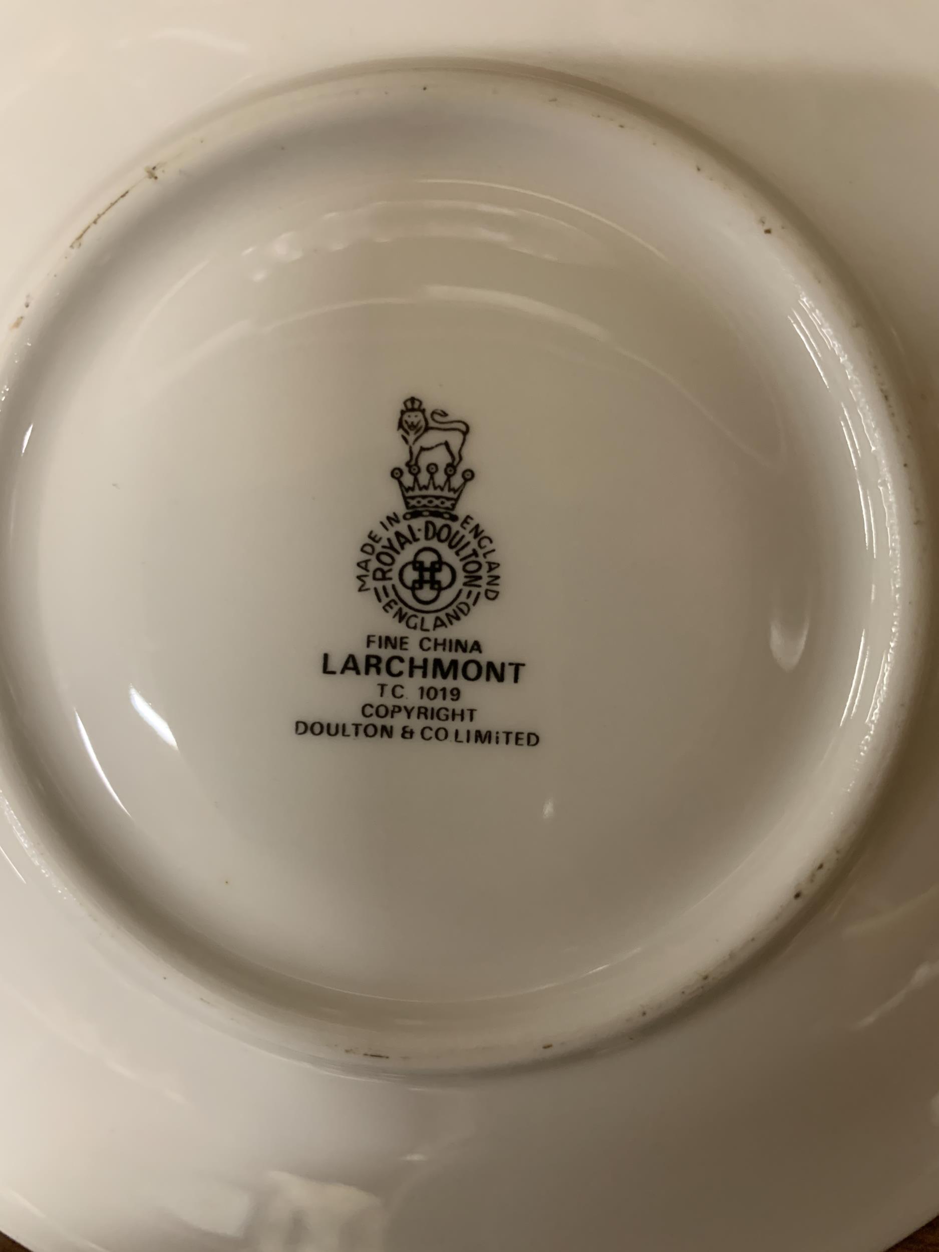 A ROYAL DOULTON 'LARCHMONT' PART DINNER SERVICE TO INCLUDE VARIOUS SIZES OF PLATES, SERVING BOWLS, - Image 4 of 4