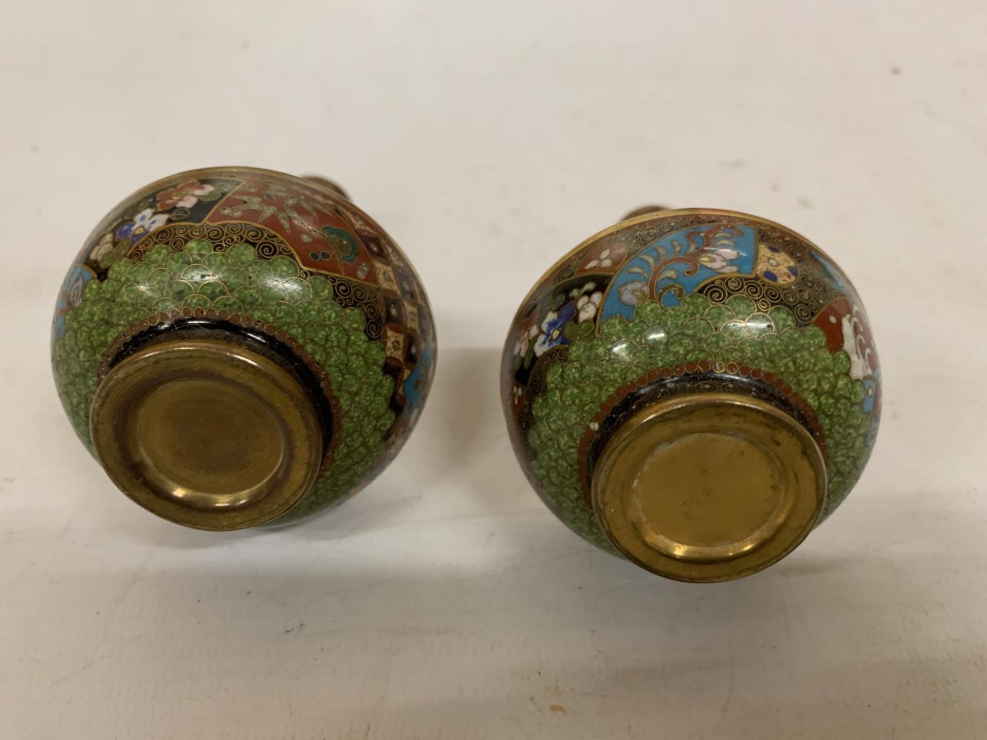 A PAIR OF CHINESE CLOISONNE ENAMEL BRASS VASES - 10 CM - Image 3 of 3