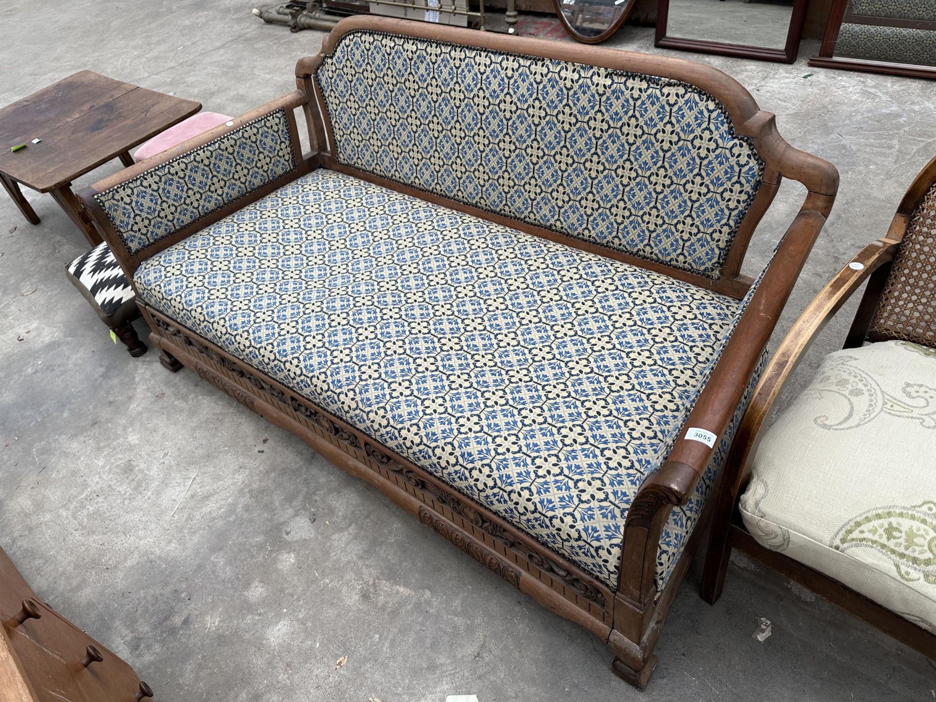 A LATE VICTORIAN BUTTONED COUCH