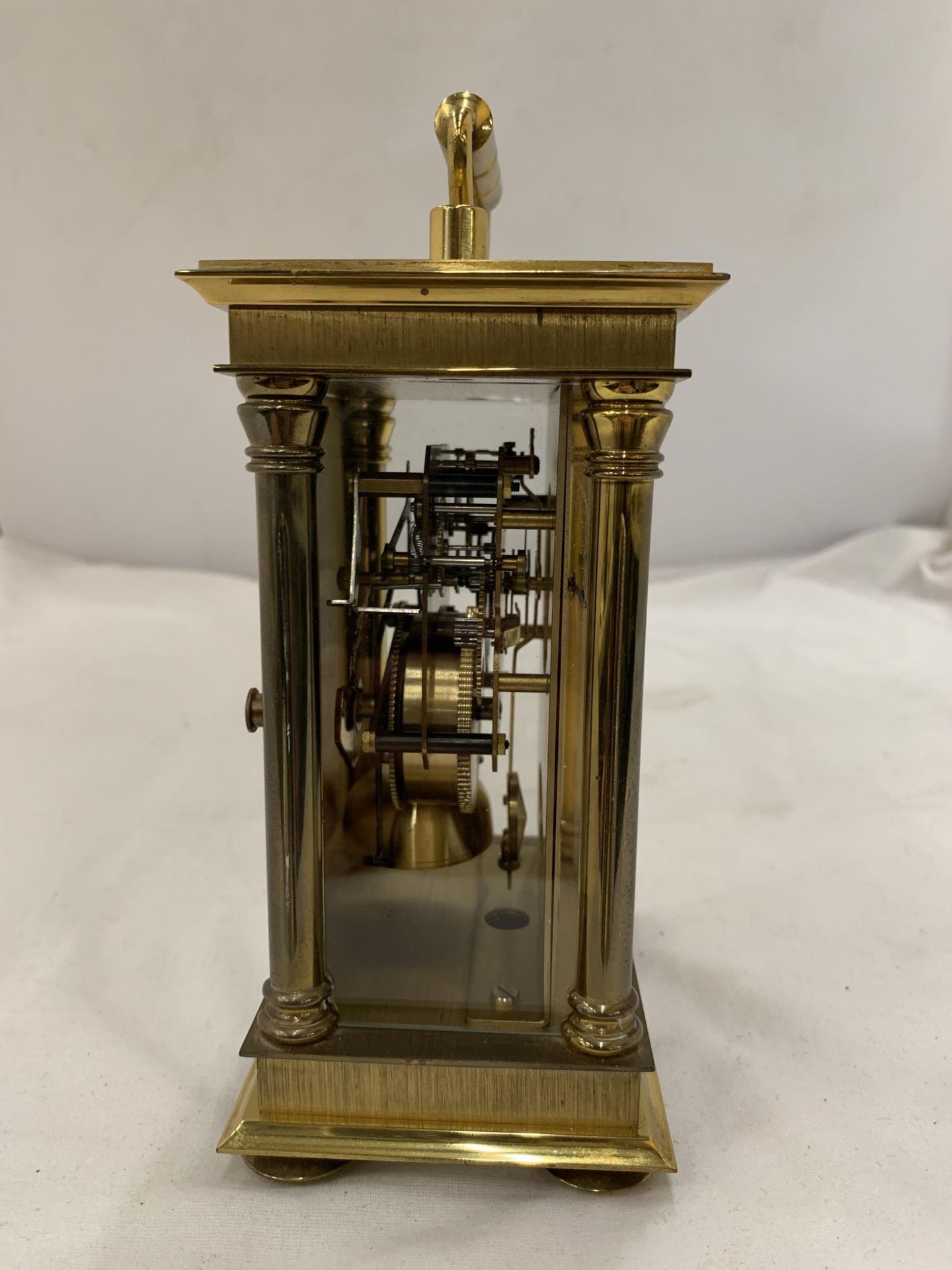 AN 'ANSTEY WILSON' MECHANICAL CARRIAGE CLOCK, WITH PRESENTATION PLAQUE TO THE BACK - Image 4 of 8