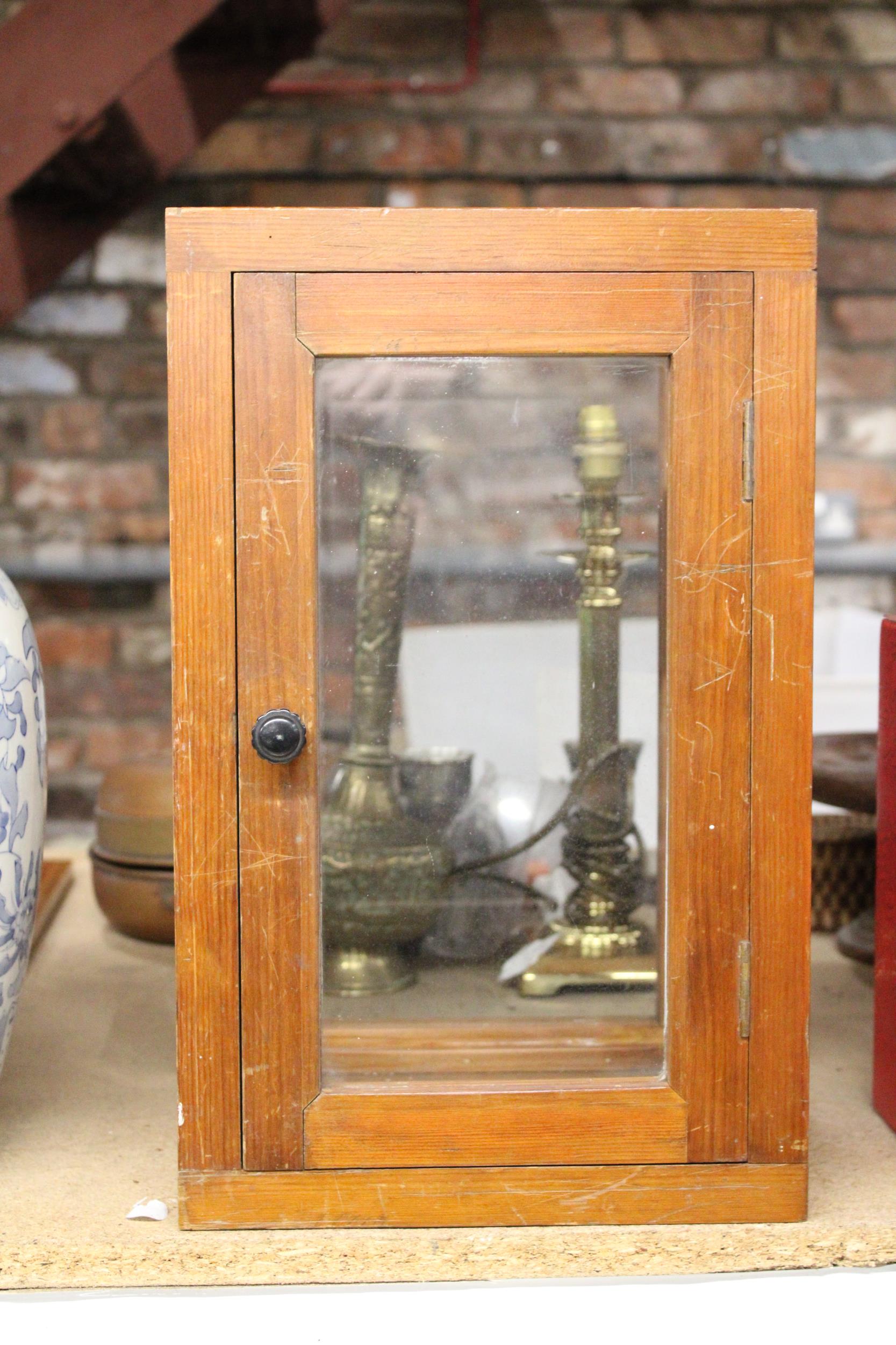 A VINTAGE WOOD AND GLASS DISPLAY CABINET - Image 2 of 5
