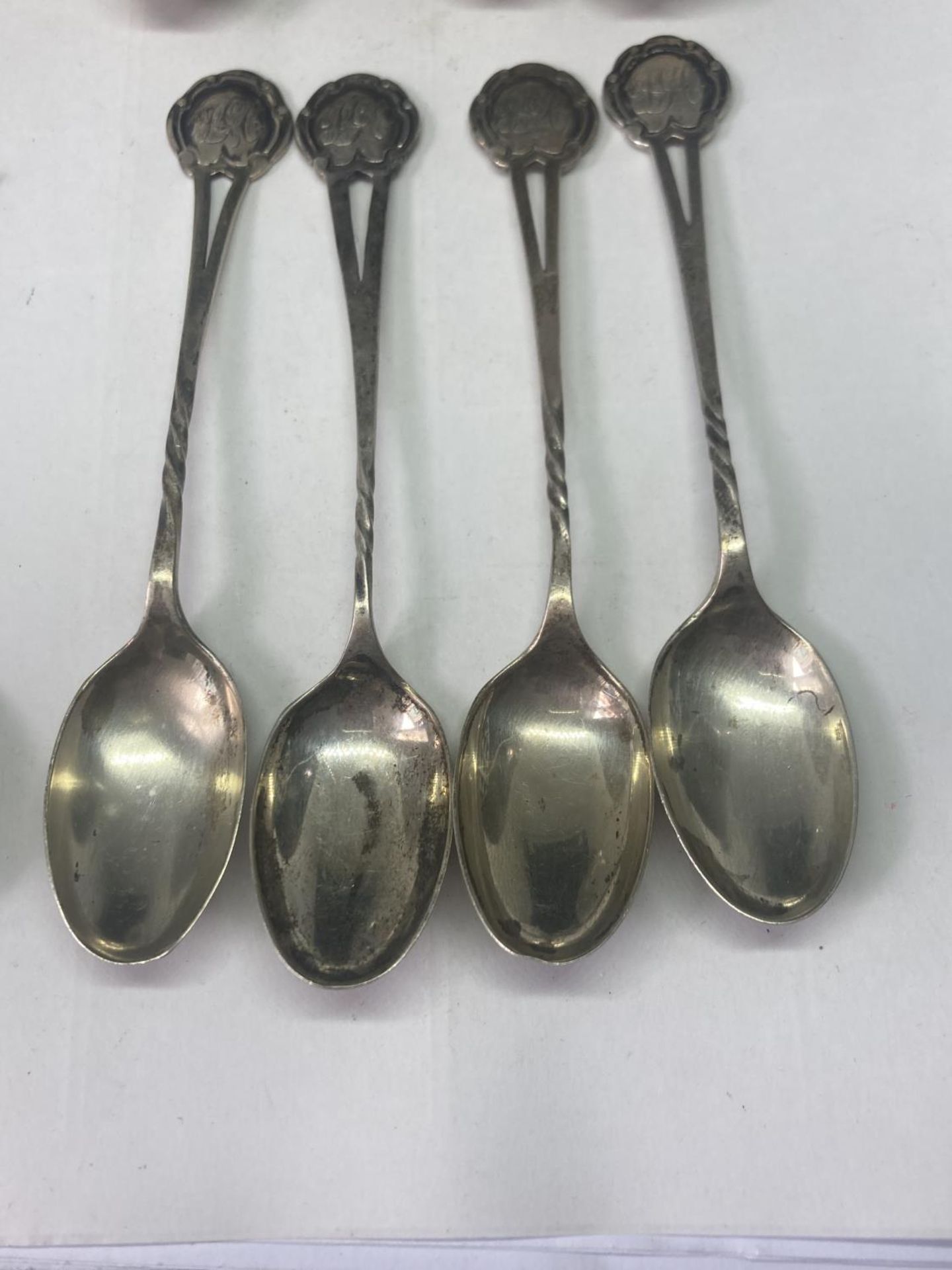 A SET EIGHT HALLMARKED SHEFFIELD TEASPOONS, A FURTHER SPOON AND A CUT GLASS JAR WITH HALLMARKED - Image 4 of 12