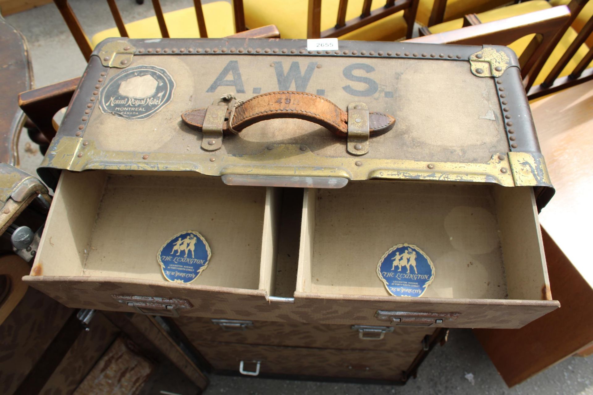 AN EARLY 20TH CENTURY ANTLER LUGGAGE TRAVEL WARDROBE STEAMER TRUNK BEARING VARIOUS TRAVEL LABELS - Image 3 of 16