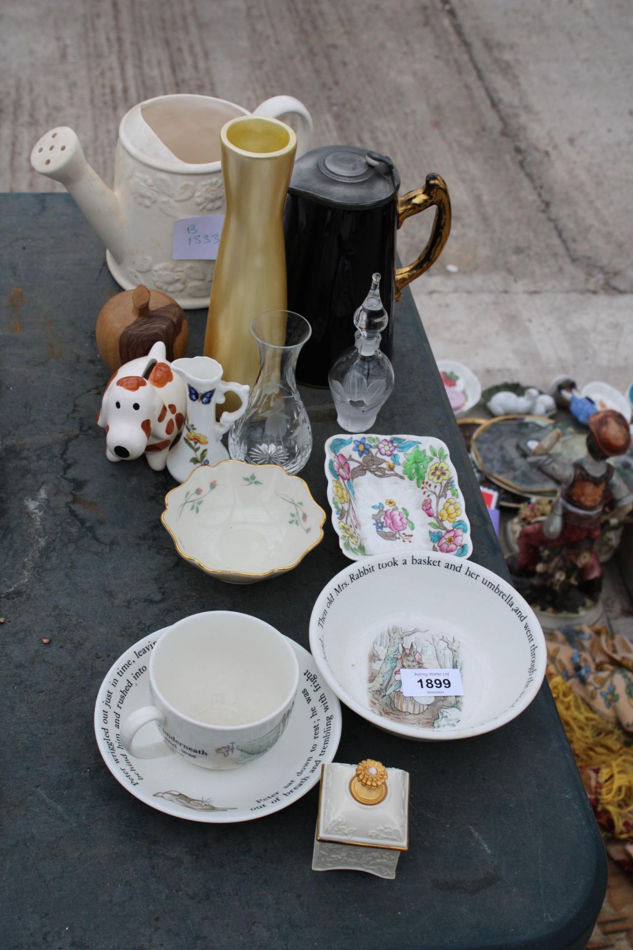 AN ASSORTMENT OF CERAMICS TO INCLUDE A CUP AND SAUCER AND A WATERING CAN ETC